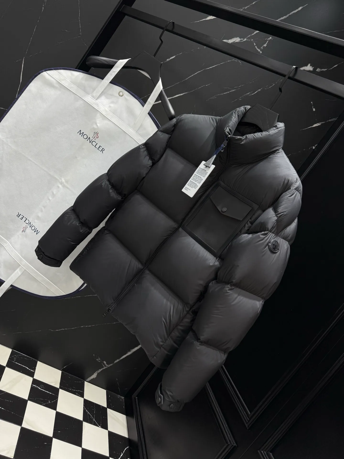 P860 Moncler Chinon Square-Quilted Short Down short stand-up collar zipper long-sleeved down jacket 🆕Original 1:1 customized hardware accessories are all imported and original customization. Welcome to compare at the counter. Absolutely high quality. Made of top-grade white duck down. Super soft. Full and fluffy. Super heavy workmanship. Fabric workmanship. 👍Perfect version. Note⚠The fabric is super comfortable. Exclusive model. Non-market goods. Unisex size: 12345 Color: black camel beige