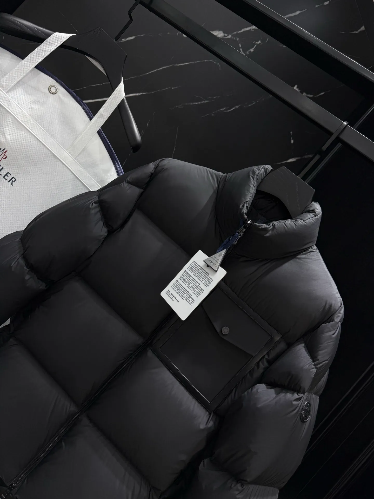P860 Moncler Chinon Square-Quilted Short Down short stand-up collar zipper long-sleeved down jacket 🆕Original 1:1 customized hardware accessories are all imported and original customization. Welcome to compare at the counter. Absolutely high quality. Made of top-grade white duck down. Super soft. Full and fluffy. Super heavy workmanship. Fabric workmanship. 👍Perfect version. Note⚠The fabric is super comfortable. Exclusive model. Non-market goods. Unisex size: 12345 Color: black camel beige