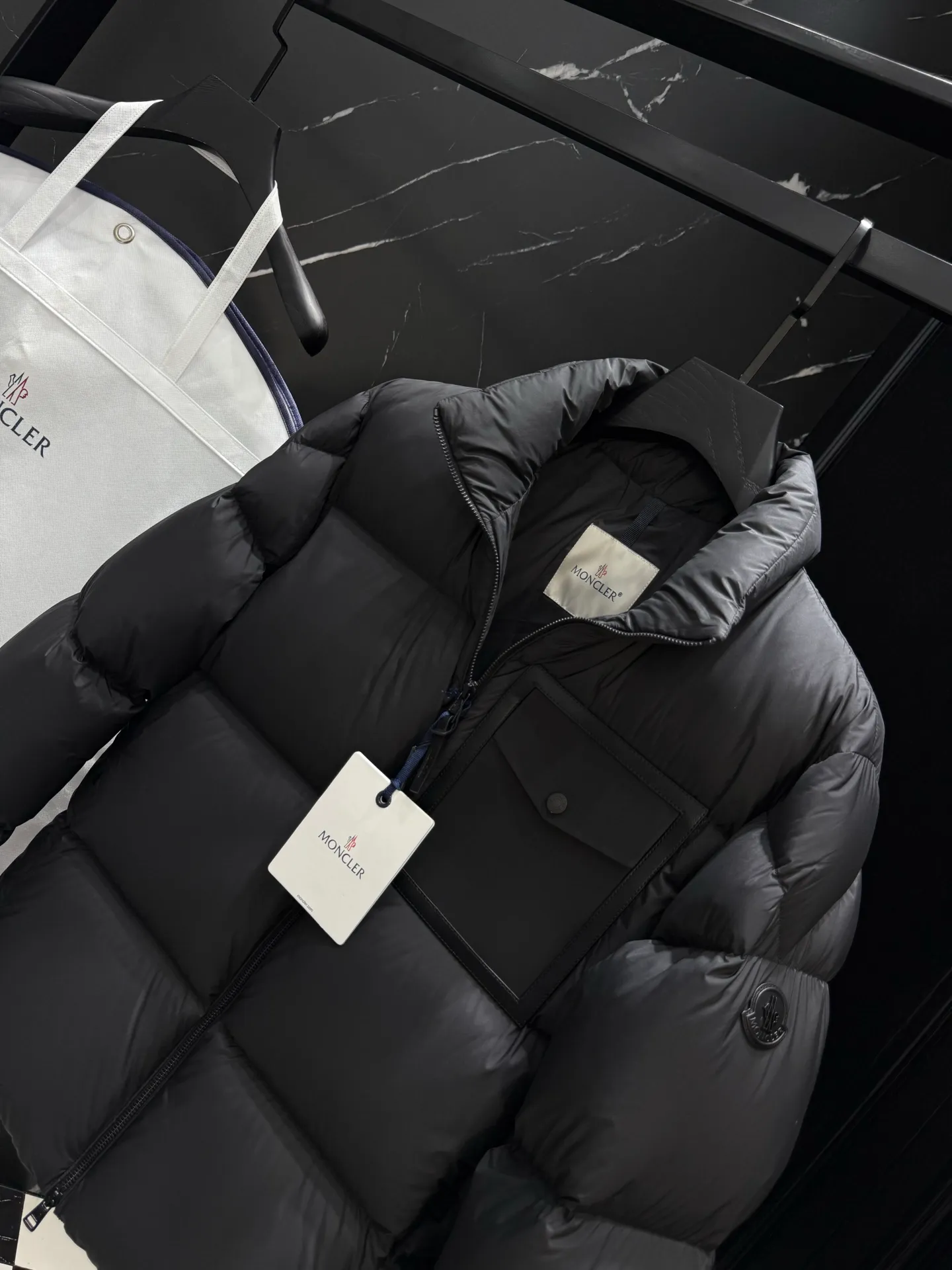 P860 Moncler Chinon Square-Quilted Short Down short stand-up collar zipper long-sleeved down jacket 🆕Original 1:1 customized hardware accessories are all imported and original customization. Welcome to compare at the counter. Absolutely high quality. Made of top-grade white duck down. Super soft. Full and fluffy. Super heavy workmanship. Fabric workmanship. 👍Perfect version. Note⚠The fabric is super comfortable. Exclusive model. Non-market goods. Unisex size: 12345 Color: black camel beige