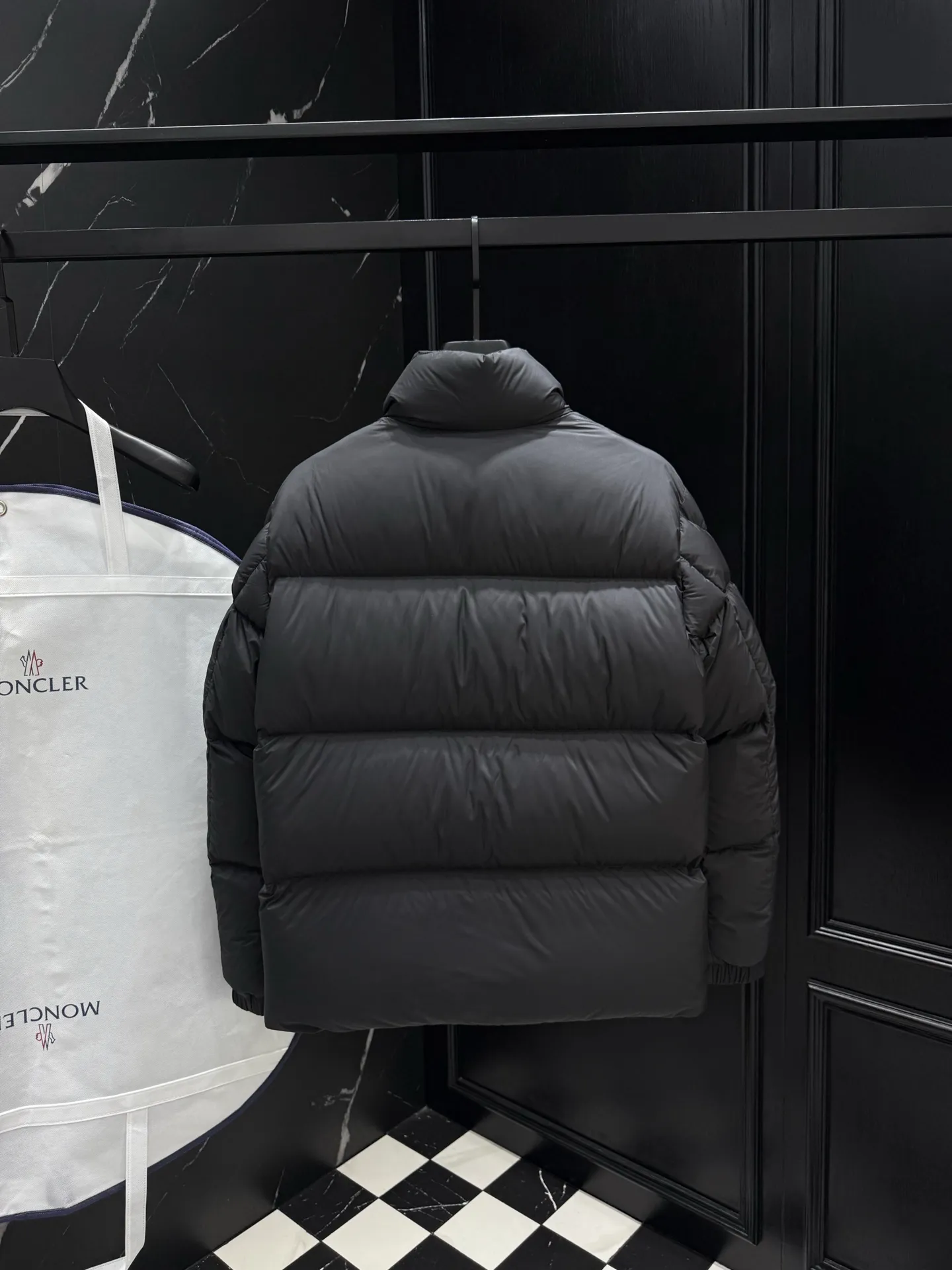 P860 Moncler Chinon Square-Quilted Short Down short stand-up collar zipper long-sleeved down jacket 🆕Original 1:1 customized hardware accessories are all imported and original customization. Welcome to compare at the counter. Absolutely high quality. Made of top-grade white duck down. Super soft. Full and fluffy. Super heavy workmanship. Fabric workmanship. 👍Perfect version. Note⚠The fabric is super comfortable. Exclusive model. Non-market goods. Unisex size: 12345 Color: black camel beige
