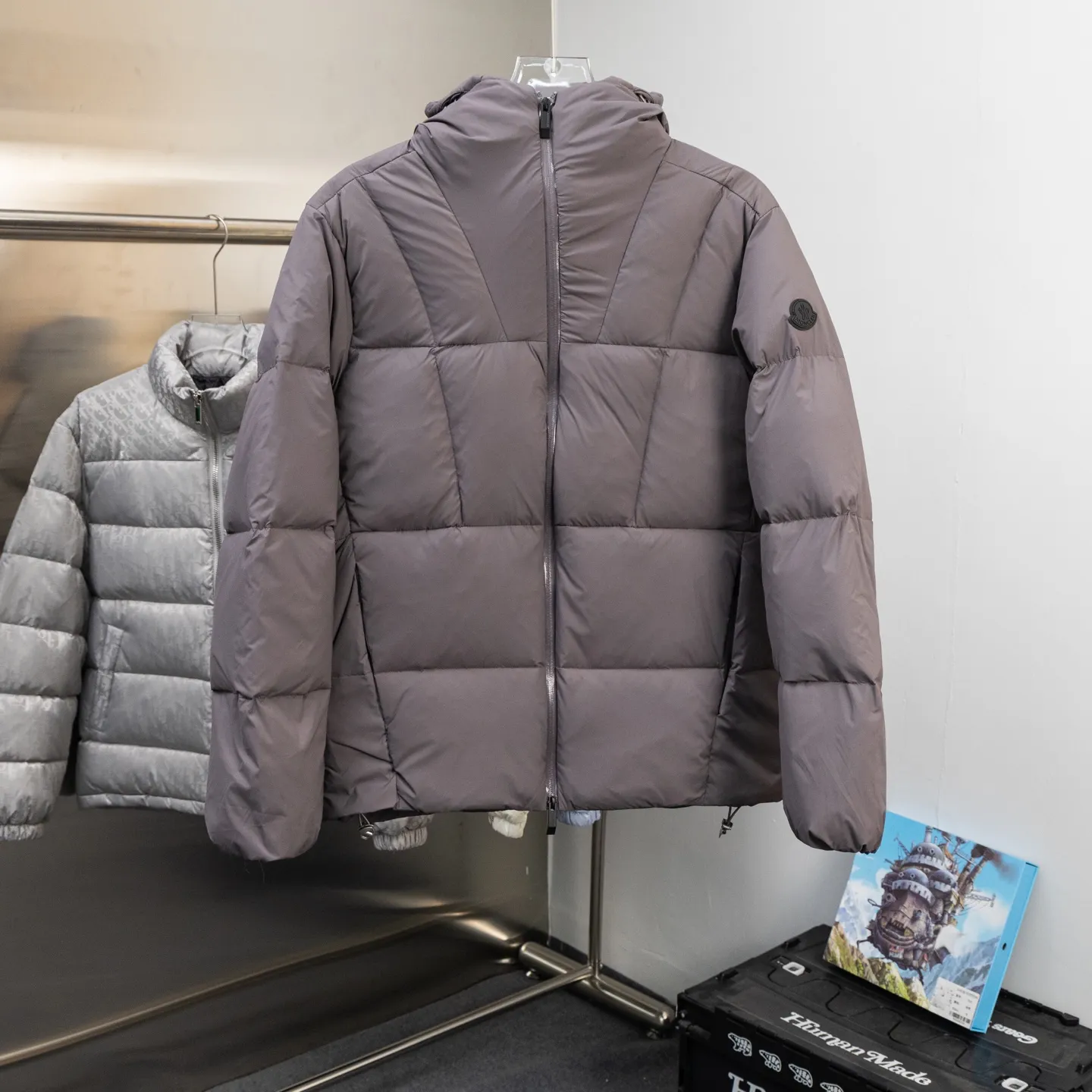 P800 2025moncler winter new style🆕🆕🆕🆕Fusain down jacket design is inspired by the thrilling racing sports, echoing the three-dimensional tailoring and dynamic structure of the racing driver's uniform. Diamond quilting is used to build a thermal barrier, and the lightweight fabric is full of fluffy warmth. The silhouette is neat and not bulky, and the hooded design adds casualness. It is made of quilted nylon fabric, which has excellent warmth and protection. It is not only a textured armor to resist the cold wind when commuting, but also a fashion tool to create a minimalist and high-end feel when going out. In the cold winter, you can achieve the dual elegance of temperature and style with a piece of down. Complete with reflective zippers for a modern look.
