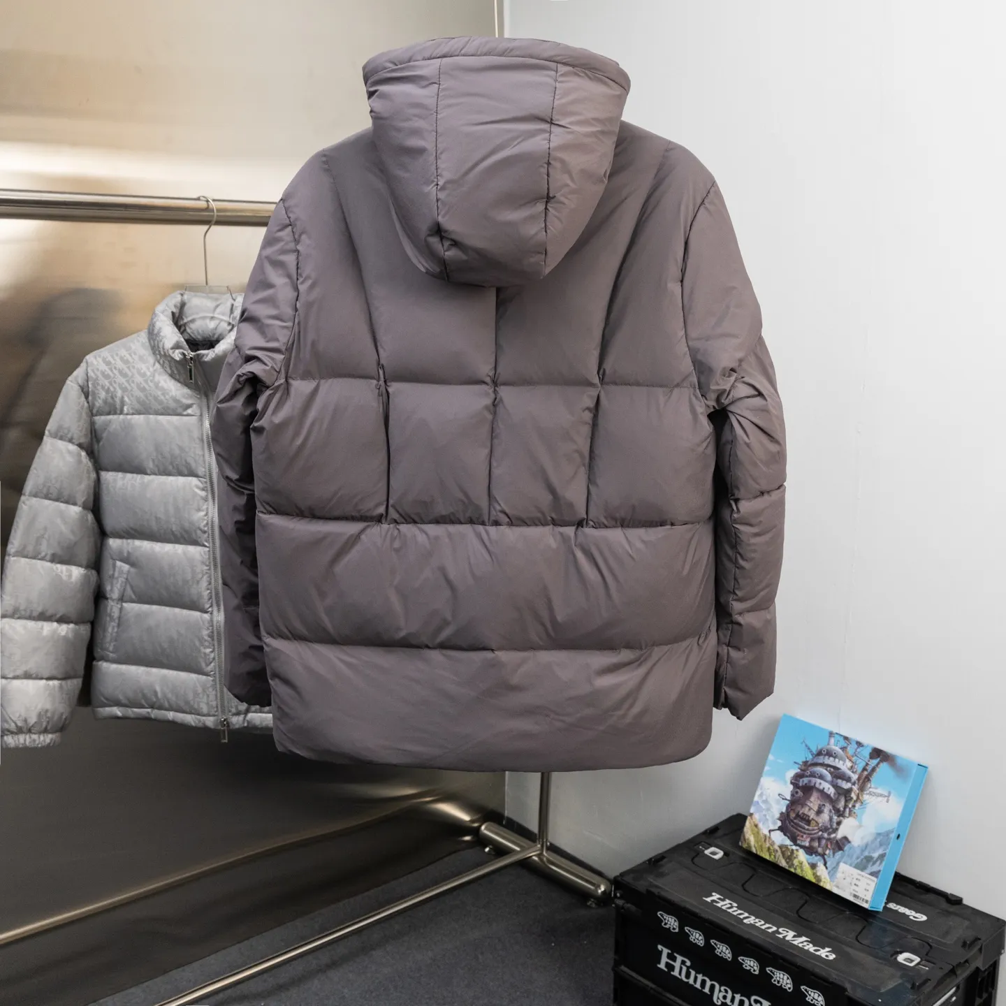 P800 2025moncler winter new style🆕🆕🆕🆕Fusain down jacket design is inspired by the thrilling racing sports, echoing the three-dimensional tailoring and dynamic structure of the racing driver's uniform. Diamond quilting is used to build a thermal barrier, and the lightweight fabric is full of fluffy warmth. The silhouette is neat and not bulky, and the hooded design adds casualness. It is made of quilted nylon fabric, which has excellent warmth and protection. It is not only a textured armor to resist the cold wind when commuting, but also a fashion tool to create a minimalist and high-end feel when going out. In the cold winter, you can achieve the dual elegance of temperature and style with a piece of down. Complete with reflective zippers for a modern look.