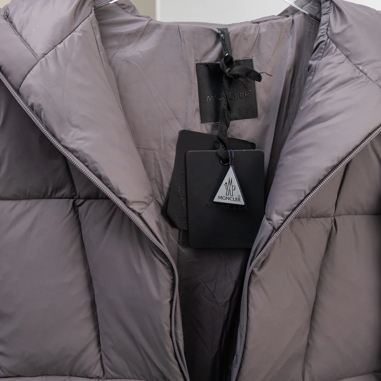 P800 2025moncler winter new style🆕🆕🆕🆕Fusain down jacket design is inspired by the thrilling racing sports, echoing the three-dimensional tailoring and dynamic structure of the racing driver's uniform. Diamond quilting is used to build a thermal barrier, and the lightweight fabric is full of fluffy warmth. The silhouette is neat and not bulky, and the hooded design adds casualness. It is made of quilted nylon fabric, which has excellent warmth and protection. It is not only a textured armor to resist the cold wind when commuting, but also a fashion tool to create a minimalist and high-end feel when going out. In the cold winter, you can achieve the dual elegance of temperature and style with a piece of down. Complete with reflective zippers for a modern look.