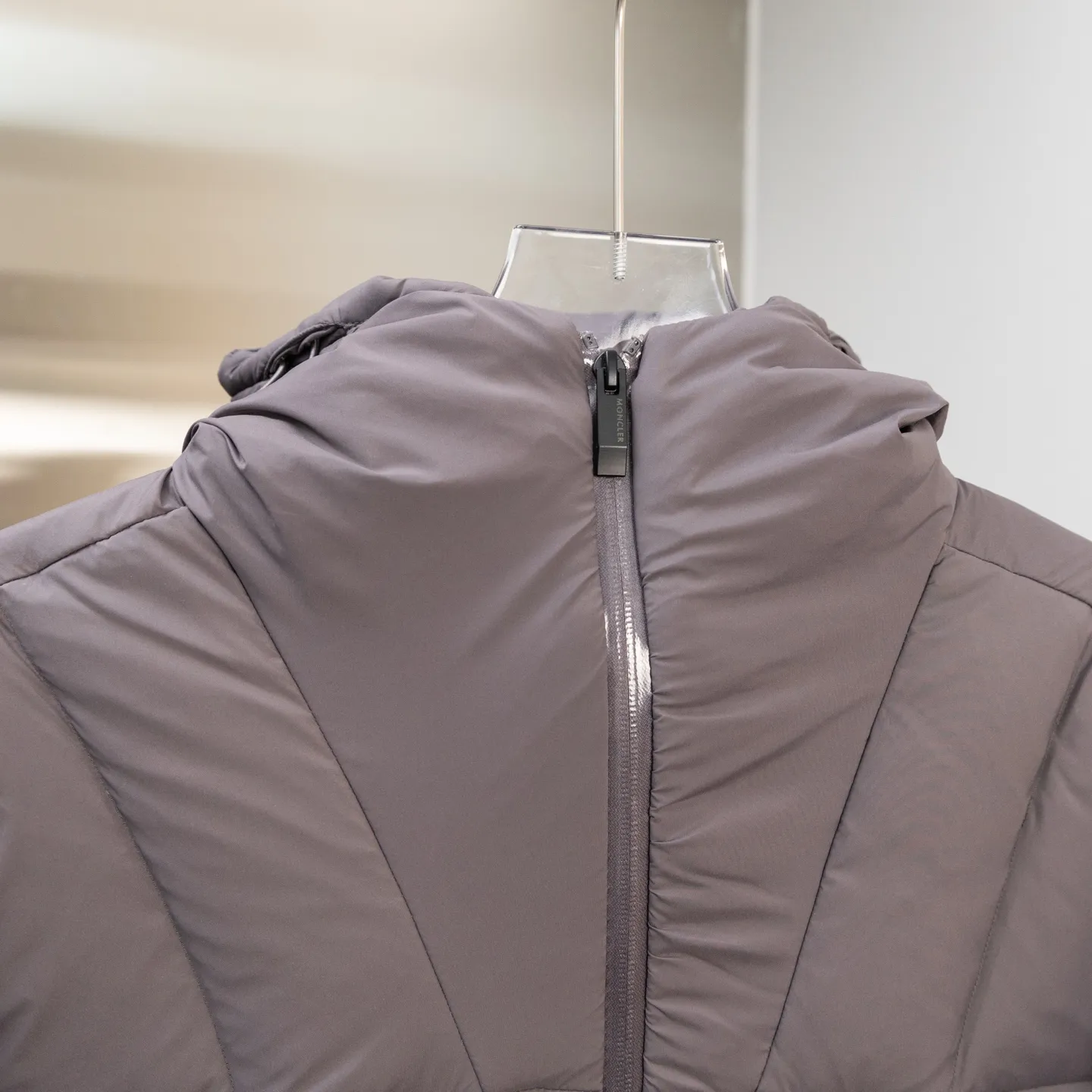 P800 2025moncler winter new style🆕🆕🆕🆕Fusain down jacket design is inspired by the thrilling racing sports, echoing the three-dimensional tailoring and dynamic structure of the racing driver's uniform. Diamond quilting is used to build a thermal barrier, and the lightweight fabric is full of fluffy warmth. The silhouette is neat and not bulky, and the hooded design adds casualness. It is made of quilted nylon fabric, which has excellent warmth and protection. It is not only a textured armor to resist the cold wind when commuting, but also a fashion tool to create a minimalist and high-end feel when going out. In the cold winter, you can achieve the dual elegance of temperature and style with a piece of down. Complete with reflective zippers for a modern look.
