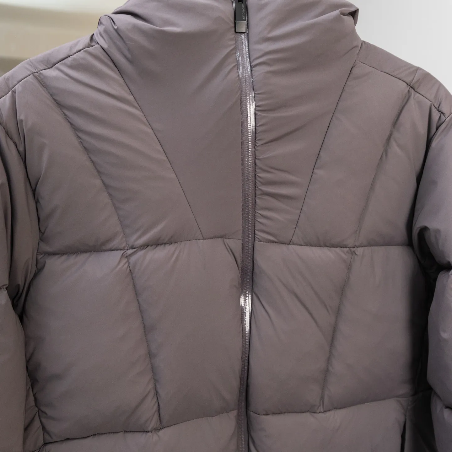 P800 2025moncler winter new style🆕🆕🆕🆕Fusain down jacket design is inspired by the thrilling racing sports, echoing the three-dimensional tailoring and dynamic structure of the racing driver's uniform. Diamond quilting is used to build a thermal barrier, and the lightweight fabric is full of fluffy warmth. The silhouette is neat and not bulky, and the hooded design adds casualness. It is made of quilted nylon fabric, which has excellent warmth and protection. It is not only a textured armor to resist the cold wind when commuting, but also a fashion tool to create a minimalist and high-end feel when going out. In the cold winter, you can achieve the dual elegance of temperature and style with a piece of down. Complete with reflective zippers for a modern look.