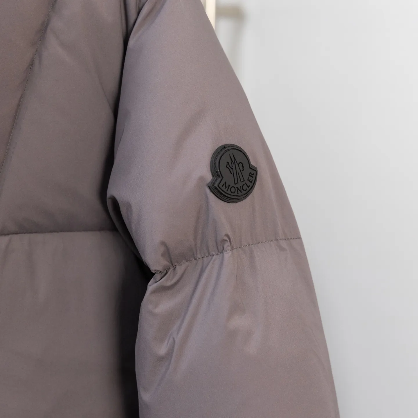 P800 2025moncler winter new style🆕🆕🆕🆕Fusain down jacket design is inspired by the thrilling racing sports, echoing the three-dimensional tailoring and dynamic structure of the racing driver's uniform. Diamond quilting is used to build a thermal barrier, and the lightweight fabric is full of fluffy warmth. The silhouette is neat and not bulky, and the hooded design adds casualness. It is made of quilted nylon fabric, which has excellent warmth and protection. It is not only a textured armor to resist the cold wind when commuting, but also a fashion tool to create a minimalist and high-end feel when going out. In the cold winter, you can achieve the dual elegance of temperature and style with a piece of down. Complete with reflective zippers for a modern look.