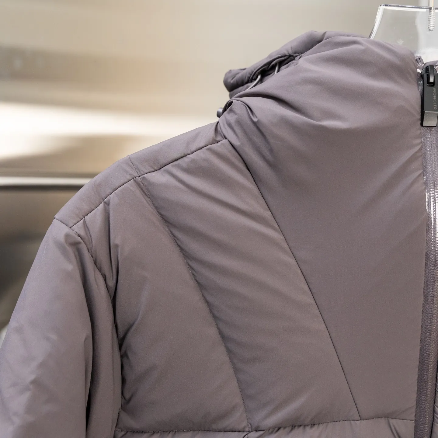 P800 2025moncler winter new style🆕🆕🆕🆕Fusain down jacket design is inspired by the thrilling racing sports, echoing the three-dimensional tailoring and dynamic structure of the racing driver's uniform. Diamond quilting is used to build a thermal barrier, and the lightweight fabric is full of fluffy warmth. The silhouette is neat and not bulky, and the hooded design adds casualness. It is made of quilted nylon fabric, which has excellent warmth and protection. It is not only a textured armor to resist the cold wind when commuting, but also a fashion tool to create a minimalist and high-end feel when going out. In the cold winter, you can achieve the dual elegance of temperature and style with a piece of down. Complete with reflective zippers for a modern look.