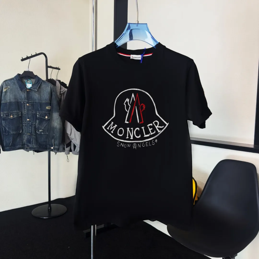 P140 Upgraded version "Mobile phone smart sensor ~ NFC chip armband ~ Direct access to the official website for anti-counterfeiting" "Moncler ~ Mouth Mouth" 2025 new high-quality round neck short-sleeved T-shirt. The cuffs have imported embroidered labels. Customized dyeing, very comfortable to touch. Super versatile and good-looking short-sleeved. Complete with three labels. Non-market ordinary version. Feel free to compare. Quality is absolutely guaranteed! ‼ First of all, this original fabric is all custom-woven with 32-count double yarn fabric, 250G, and the weight is the same‼ Fine workmanship, double waistcoat method, double waistcoat method, double waistcoat method makes the whole dress more three-dimensional, which is not a craft that ordinary T-shirts can achieve🤪 Size: S-M-L-XL-2XL Color: black, white, apricot, same style for men and women