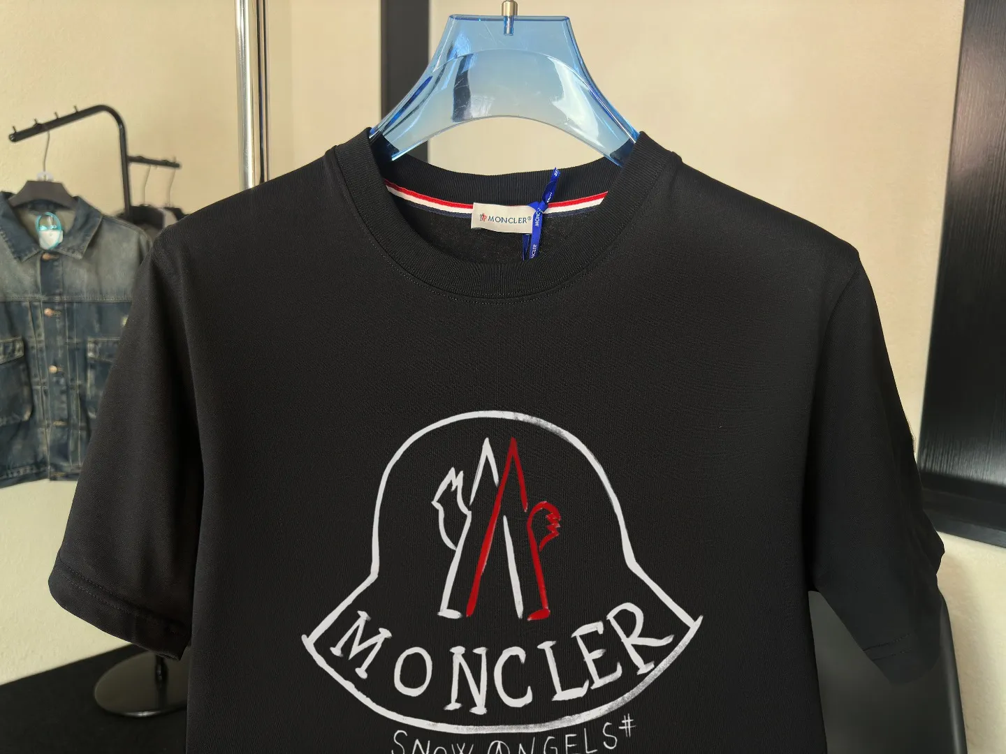 P140 Upgraded version "Mobile phone smart sensor ~ NFC chip armband ~ Direct access to the official website for anti-counterfeiting" "Moncler ~ Mouth Mouth" 2025 new high-quality round neck short-sleeved T-shirt. The cuffs have imported embroidered labels. Customized dyeing, very comfortable to touch. Super versatile and good-looking short-sleeved. Complete with three labels. Non-market ordinary version. Feel free to compare. Quality is absolutely guaranteed! ‼ First of all, this original fabric is all custom-woven with 32-count double yarn fabric, 250G, and the weight is the same‼ Fine workmanship, double waistcoat method, double waistcoat method, double waistcoat method makes the whole dress more three-dimensional, which is not a craft that ordinary T-shirts can achieve🤪 Size: S-M-L-XL-2XL Color: black, white, apricot, same style for men and women