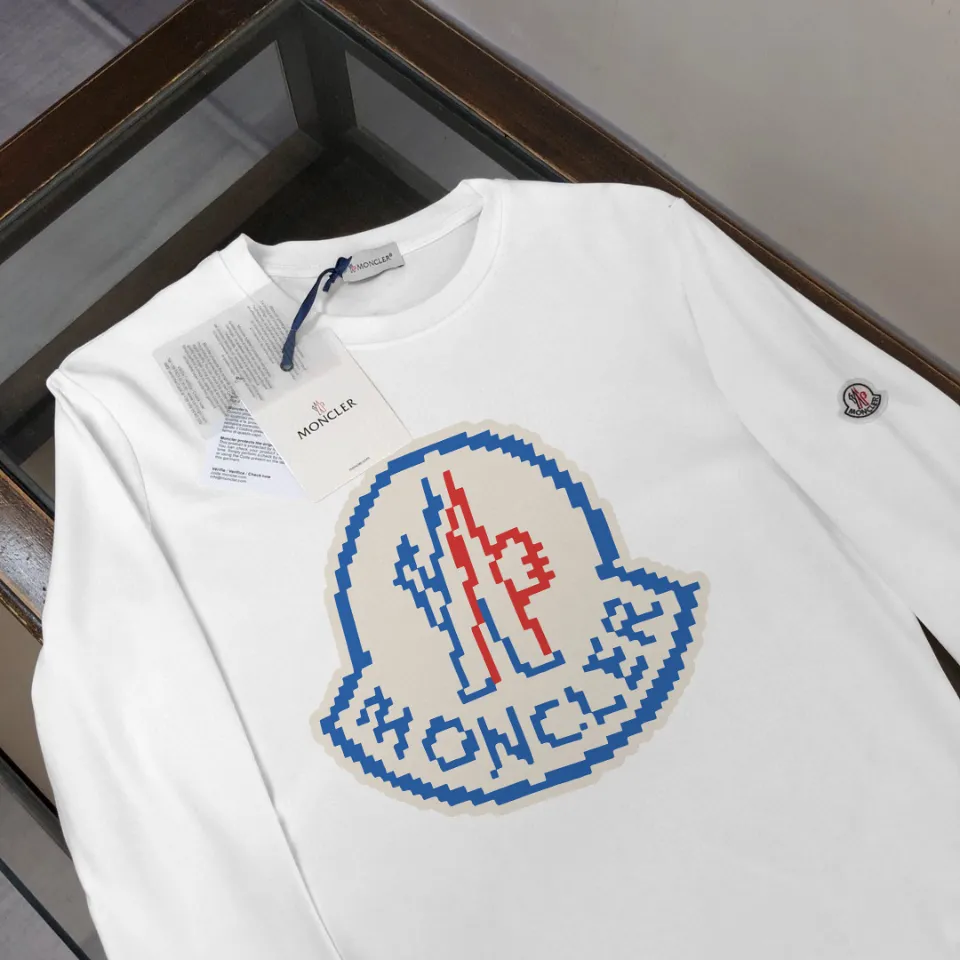 P180, a non-off-the-shelf model, you can trust it. Moncler printed long-sleeved T-shirt, 240g breathable cotton fabric, very soft and comfortable texture, does not shrink, does not deform, does not ball), can be worn alone as a base layer. Original customized accessories, collar label, care mark, hangtag, packaging (perfect details) Color: White Black Size: XS S M L