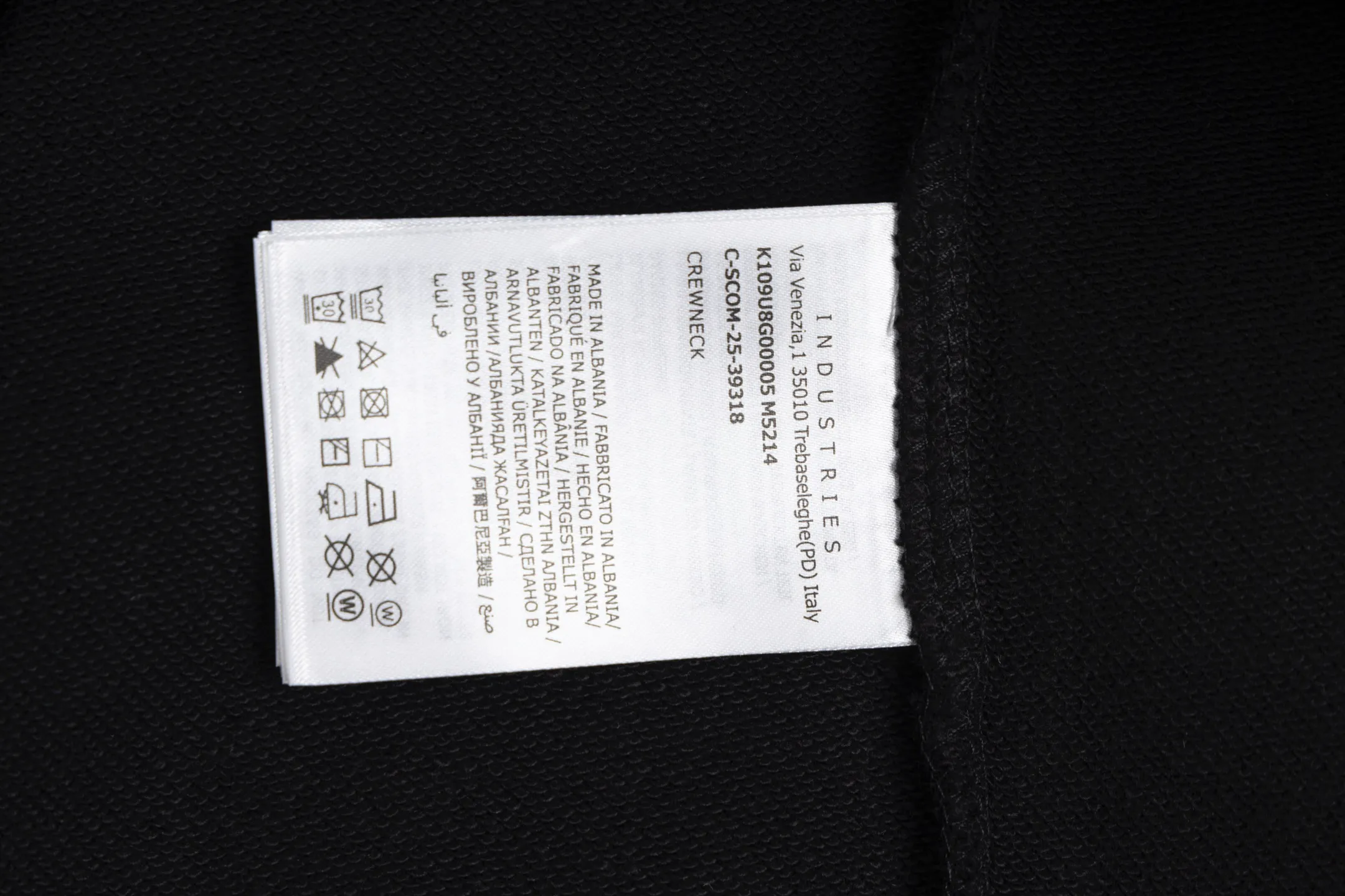 P480 Exclusive supply] Moncler slogan printed zipper hooded jacket is made of lightweight turned velvet cotton fabric. High-density cotton fiber is used to achieve internal and external differentiation in a single layer of fabric. The outer plain weave is tight and wear-resistant, and the inner layer is formed into a short dense suede surface through a sanding process. The dense plain weave structure resists wind and splashes, the brushed suede surface is skin-friendly, and the short pile has been treated to eliminate static electricity to avoid sticking to the skin. A very small amount of grooved polyester moisture-conducting yarn is embedded in the cotton fiber, which quickly guides sweat from the inner suede surface to the outer layer for evaporation through the capillary effect, solving the problem of the suede being easily stuffy. By actively interfering with the shrinkage potential of cotton fibers, the fabric is able to transition from changeable to stable, improving dimensional stability while being less prone to deformation and wrinkles. A high-saturation pattern is displayed on the center of the cap through glue printing. The scraper pressure is even and the scraping is performed in 5 steps to ensure that the glue is fully penetrated and covered. After curing at high temperature, the pigment is firmly bonded to the cotton fiber. The ink-absorbing and penetrating properties of the cotton fiber make the pattern less likely to fall off due to friction. Size:S/M/L/XL
