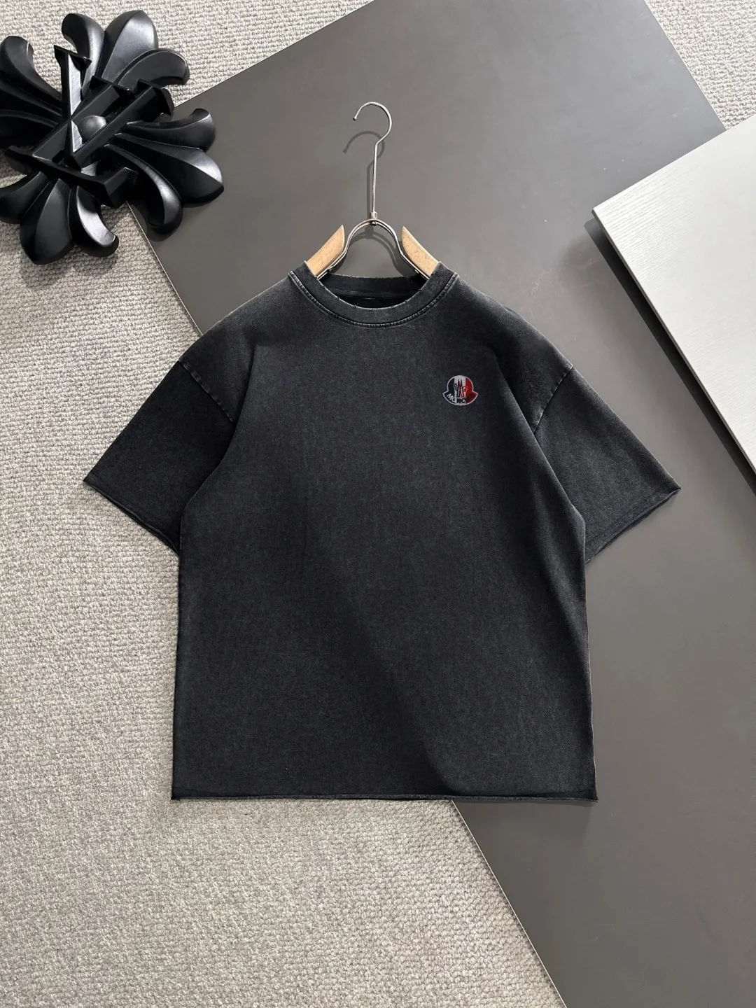 Next day delivery P300 high version MONCLER/muzzled 25ss spring and summer new high-definition T-shirt. Made with machines imported from Italy. Truly the most luxurious and high-quality. The style that you can wear with your eyes closed. Heavy combed fabrics. High-strength and heavy-weight fabrics feel substantial when weighed. The upper body is more textured than ordinary T-shirts and is not easy to deform. This texture can cope with the weather. It absorbs sweat and is breathable, suitable for both hot and cold conditions! Perfectly produced with reference to the original stitch and stitch! The loose fit design is super noble. Custom-woven signature ribbed collar, cuffs, and hem. Really rare and rare goods Size: S-XXL
