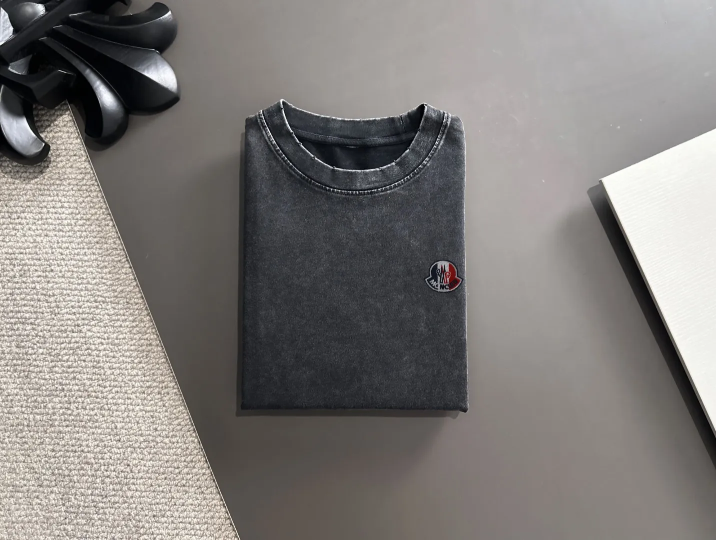 Next day delivery P300 high version MONCLER/muzzled 25ss spring and summer new high-definition T-shirt. Made with machines imported from Italy. Truly the most luxurious and high-quality. The style that you can wear with your eyes closed. Heavy combed fabrics. High-strength and heavy-weight fabrics feel substantial when weighed. The upper body is more textured than ordinary T-shirts and is not easy to deform. This texture can cope with the weather. It absorbs sweat and is breathable, suitable for both hot and cold conditions! Perfectly produced with reference to the original stitch and stitch! The loose fit design is super noble. Custom-woven signature ribbed collar, cuffs, and hem. Really rare and rare goods Size: S-XXL