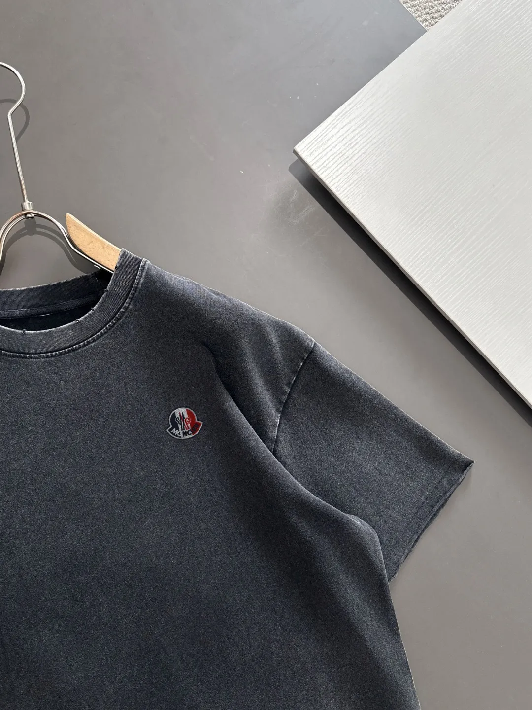 Next day delivery P300 high version MONCLER/muzzled 25ss spring and summer new high-definition T-shirt. Made with machines imported from Italy. Truly the most luxurious and high-quality. The style that you can wear with your eyes closed. Heavy combed fabrics. High-strength and heavy-weight fabrics feel substantial when weighed. The upper body is more textured than ordinary T-shirts and is not easy to deform. This texture can cope with the weather. It absorbs sweat and is breathable, suitable for both hot and cold conditions! Perfectly produced with reference to the original stitch and stitch! The loose fit design is super noble. Custom-woven signature ribbed collar, cuffs, and hem. Really rare and rare goods Size: S-XXL