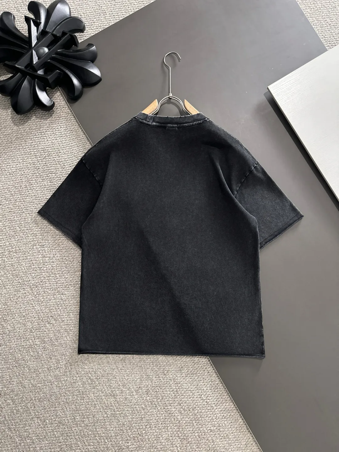 Next day delivery P300 high version MONCLER/muzzled 25ss spring and summer new high-definition T-shirt. Made with machines imported from Italy. Truly the most luxurious and high-quality. The style that you can wear with your eyes closed. Heavy combed fabrics. High-strength and heavy-weight fabrics feel substantial when weighed. The upper body is more textured than ordinary T-shirts and is not easy to deform. This texture can cope with the weather. It absorbs sweat and is breathable, suitable for both hot and cold conditions! Perfectly produced with reference to the original stitch and stitch! The loose fit design is super noble. Custom-woven signature ribbed collar, cuffs, and hem. Really rare and rare goods Size: S-XXL