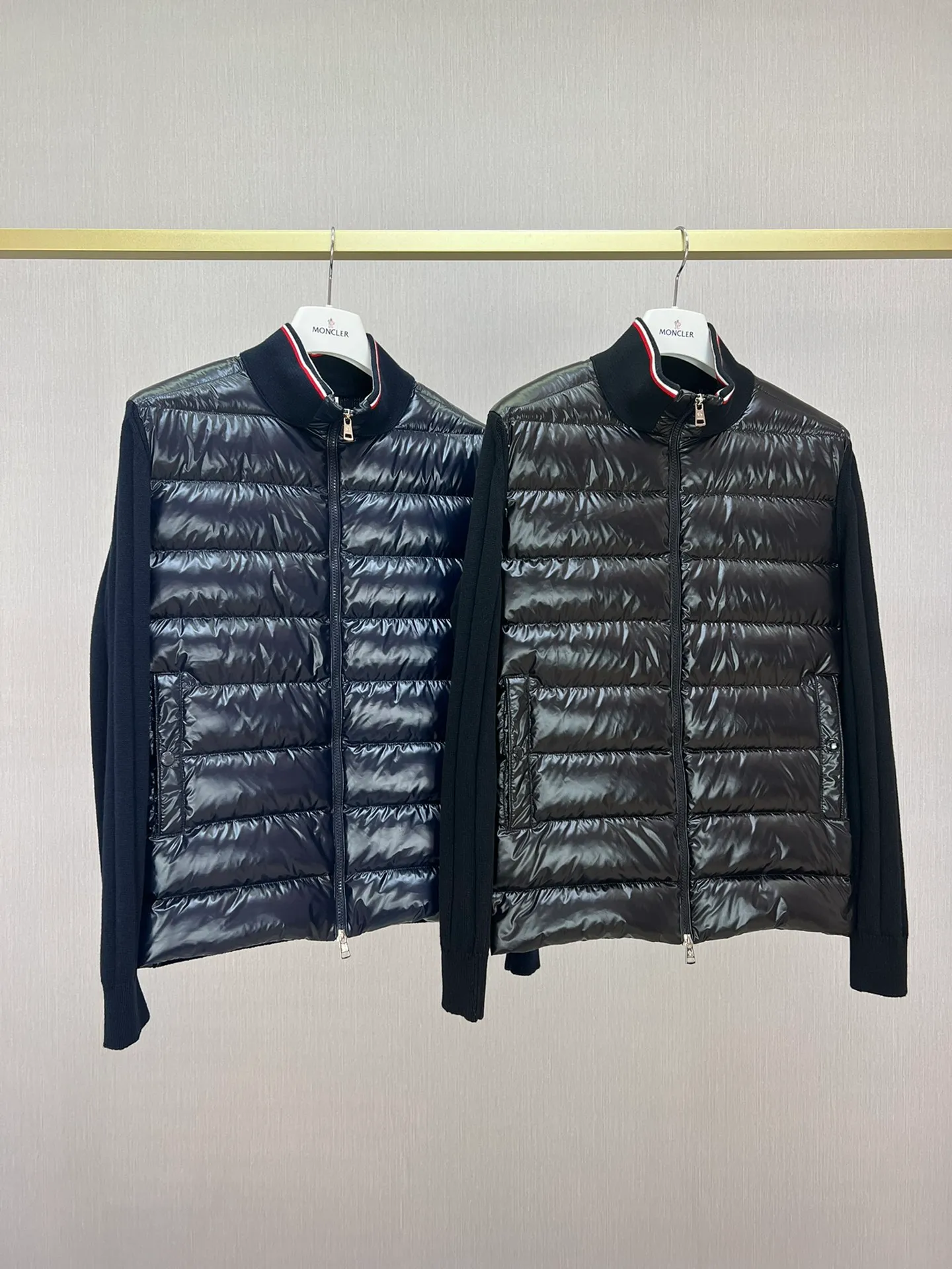P680 is worn in Milan Moncler/Moncler 23 men's stand-up collar three-color cotton zipper cardigan, new spliced ​​down warm sweater, versatile European design style, unique and fashionable! Comfortable, breathable and warm! Color: black, blue, Size: M, L, XL, XXL, XXXL,
