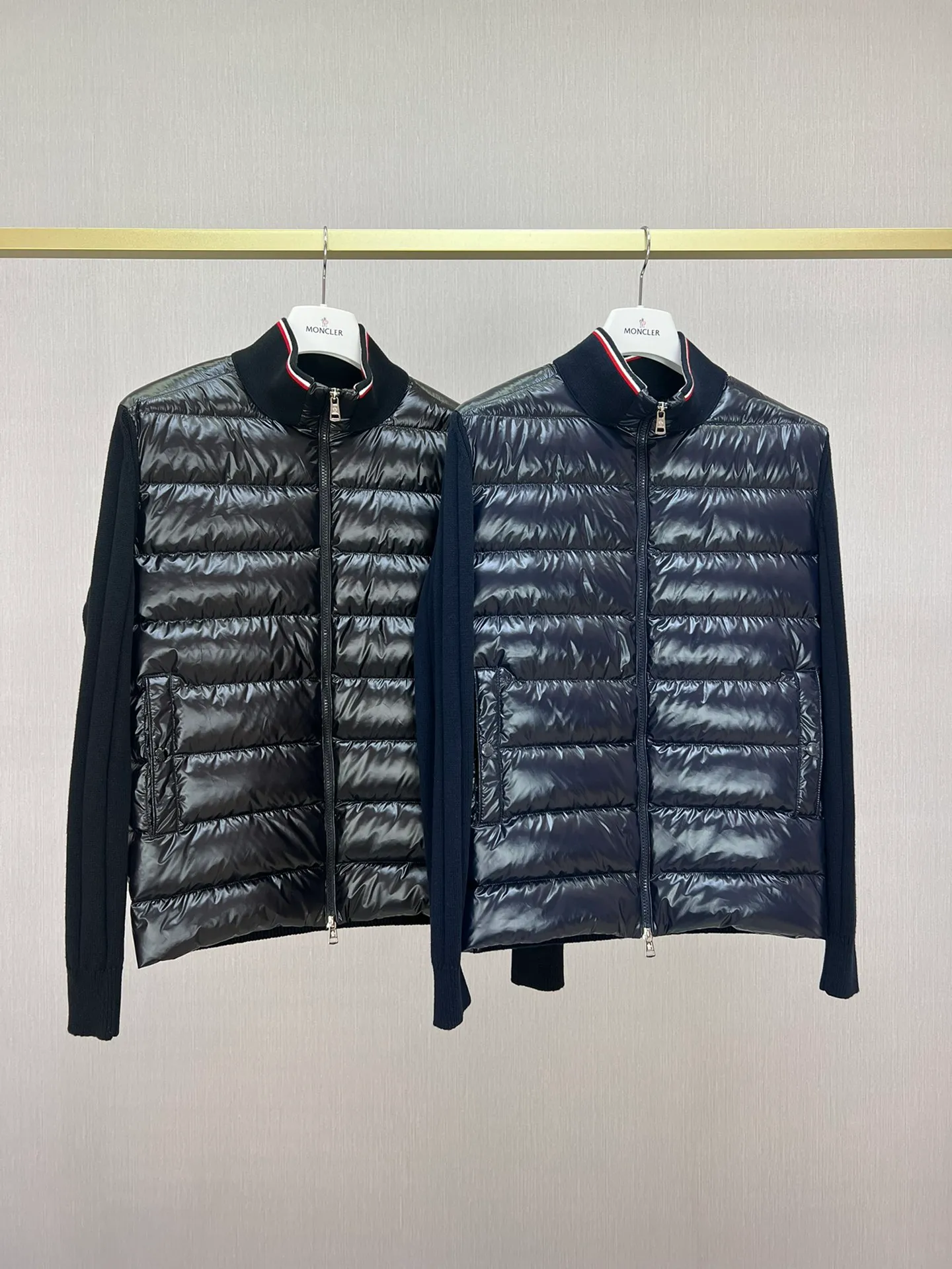 P680 is worn in Milan Moncler/Moncler 23 men's stand-up collar three-color cotton zipper cardigan, new spliced ​​down warm sweater, versatile European design style, unique and fashionable! Comfortable, breathable and warm! Color: black, blue, Size: M, L, XL, XXL, XXXL,