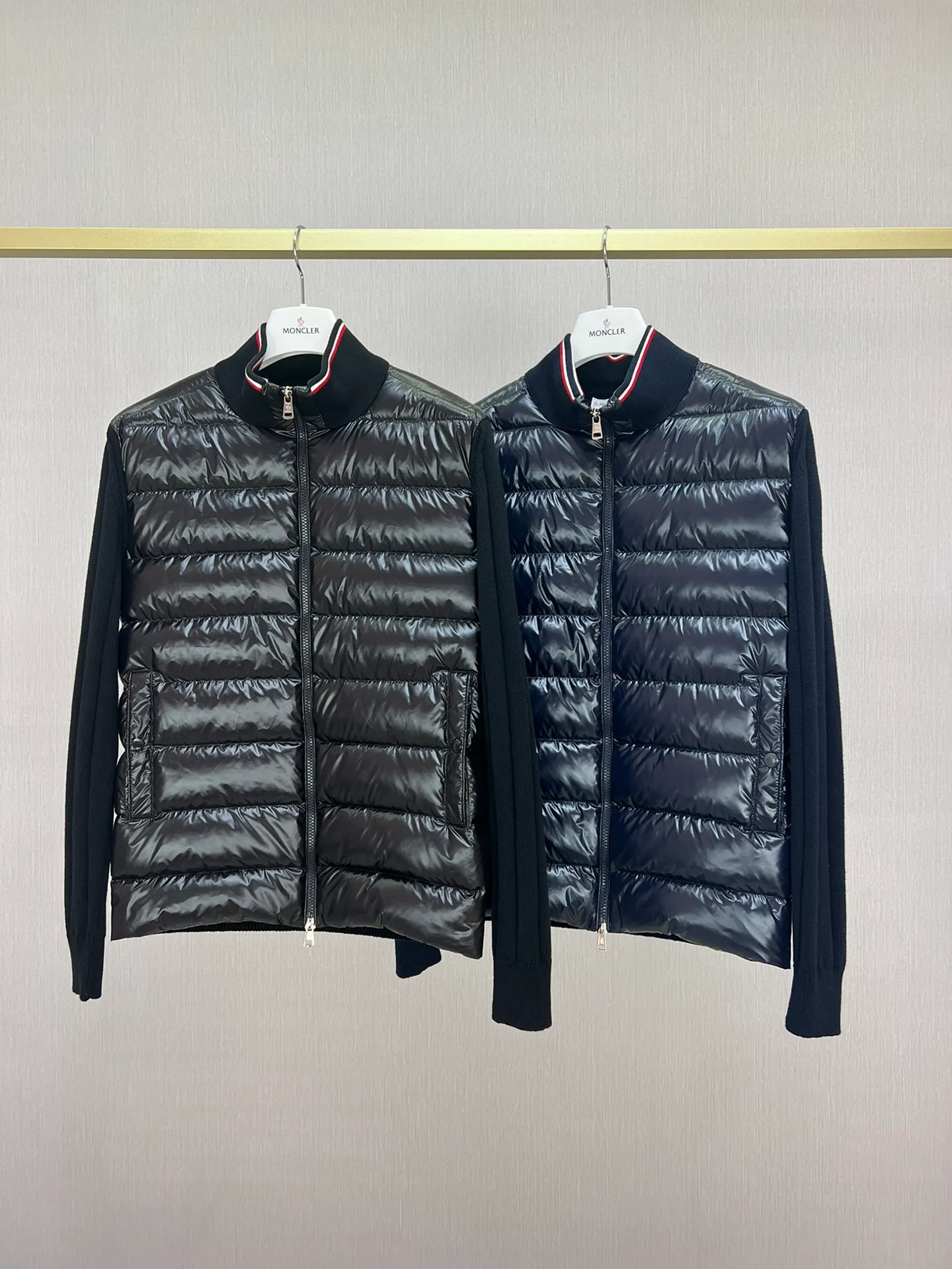 P680 is worn in Milan Moncler/Moncler 23 men's stand-up collar three-color cotton zipper cardigan, new spliced ​​down warm sweater, versatile European design style, unique and fashionable! Comfortable, breathable and warm! Color: black, blue, Size: M, L, XL, XXL, XXXL,