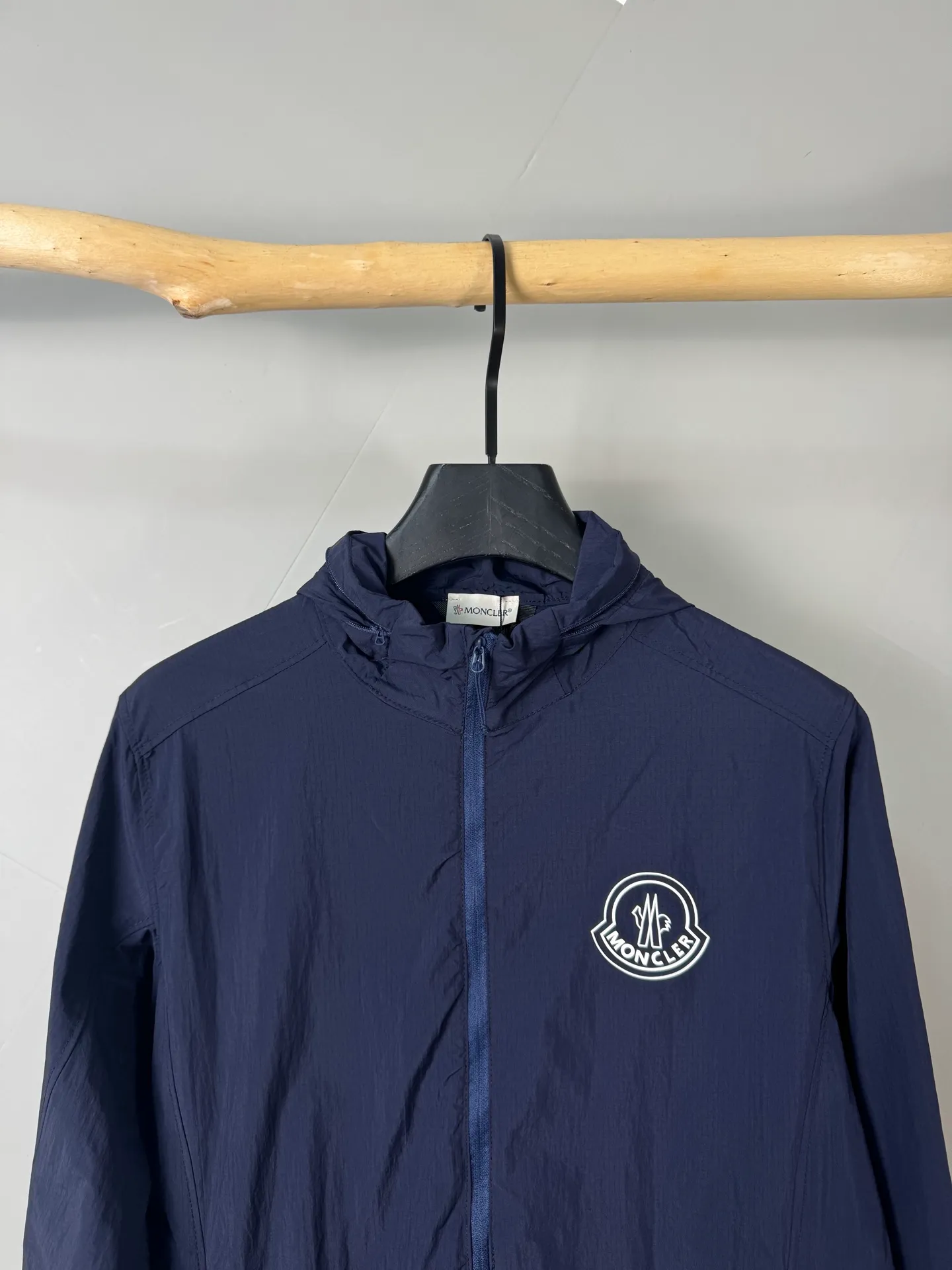 P440 Moncler 2025 spring and summer new men's sun protection jacket, lightweight jacket, uniquely customized sun protection technology fabric, combined with a cooling coating to feel cool and not stuffy, and dries quickly after sweating, making it suitable for summer outdoor activities. Lightweight and breathable, highly comfortable, ultra-light and portable, it can be folded into palm size and stored in its own pocket, making it easy to carry around without any burden. It can cope with light rain or humid seaside environments, and has basic windproof performance, making it suitable for changeable outdoor weather. The zippered pockets are convenient for storing small items; the elasticity of the cuffs can be adjusted and the drawstring at the hem enhances the fit and prevents the jacket from shifting during activities. It is both fashionable and practical, simple and versatile, and neatly cut. It provides solid color, gradient color or contrasting color design to meet the matching needs of daily commuting, sports and leisure and other scenes. The same style for men and women, unisex design, adapts to different body types, provides multiple size options, and improves wearing inclusiveness. The sun protection jacket not only has professional sun protection function, but also becomes a must-have item for outdoor protection and fashionable wear in summer through lightweight materials, humanized details and trendy design. Size: M-XXXL (48-56)