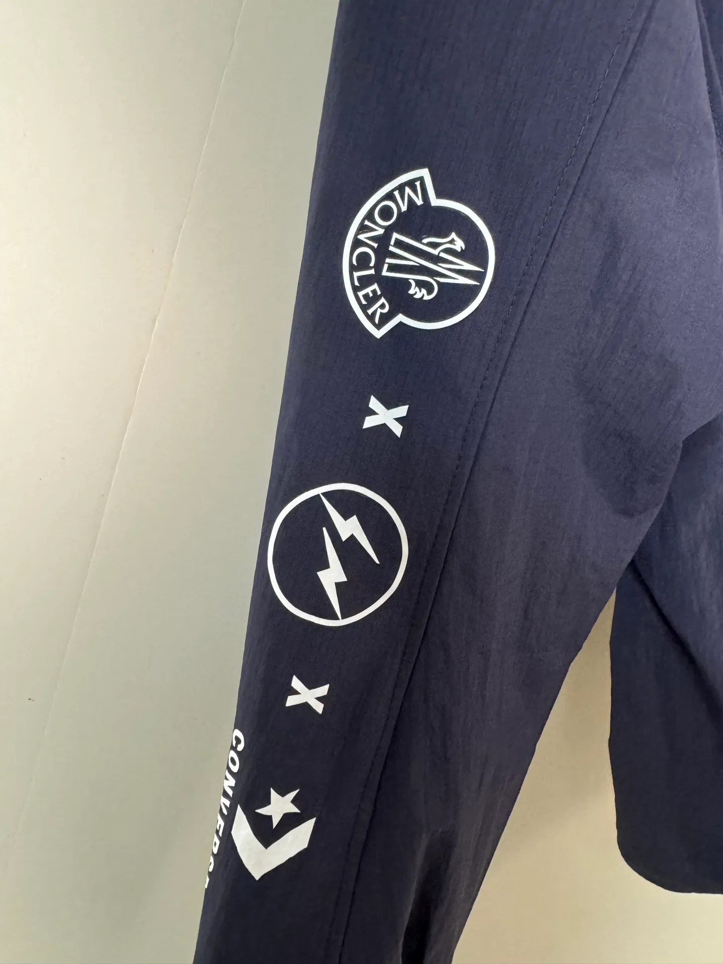 P440 Moncler 2025 spring and summer new men's sun protection jacket, lightweight jacket, uniquely customized sun protection technology fabric, combined with a cooling coating to feel cool and not stuffy, and dries quickly after sweating, making it suitable for summer outdoor activities. Lightweight and breathable, highly comfortable, ultra-light and portable, it can be folded into palm size and stored in its own pocket, making it easy to carry around without any burden. It can cope with light rain or humid seaside environments, and has basic windproof performance, making it suitable for changeable outdoor weather. The zippered pockets are convenient for storing small items; the elasticity of the cuffs can be adjusted and the drawstring at the hem enhances the fit and prevents the jacket from shifting during activities. It is both fashionable and practical, simple and versatile, and neatly cut. It provides solid color, gradient color or contrasting color design to meet the matching needs of daily commuting, sports and leisure and other scenes. The same style for men and women, unisex design, adapts to different body types, provides multiple size options, and improves wearing inclusiveness. The sun protection jacket not only has professional sun protection function, but also becomes a must-have item for outdoor protection and fashionable wear in summer through lightweight materials, humanized details and trendy design. Size: M-XXXL (48-56)