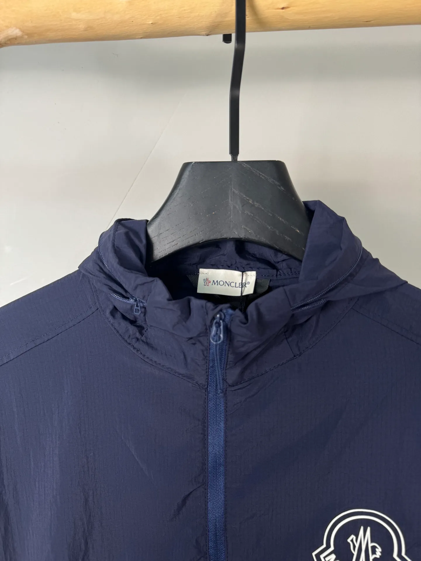 P440 Moncler 2025 spring and summer new men's sun protection jacket, lightweight jacket, uniquely customized sun protection technology fabric, combined with a cooling coating to feel cool and not stuffy, and dries quickly after sweating, making it suitable for summer outdoor activities. Lightweight and breathable, highly comfortable, ultra-light and portable, it can be folded into palm size and stored in its own pocket, making it easy to carry around without any burden. It can cope with light rain or humid seaside environments, and has basic windproof performance, making it suitable for changeable outdoor weather. The zippered pockets are convenient for storing small items; the elasticity of the cuffs can be adjusted and the drawstring at the hem enhances the fit and prevents the jacket from shifting during activities. It is both fashionable and practical, simple and versatile, and neatly cut. It provides solid color, gradient color or contrasting color design to meet the matching needs of daily commuting, sports and leisure and other scenes. The same style for men and women, unisex design, adapts to different body types, provides multiple size options, and improves wearing inclusiveness. The sun protection jacket not only has professional sun protection function, but also becomes a must-have item for outdoor protection and fashionable wear in summer through lightweight materials, humanized details and trendy design. Size: M-XXXL (48-56)