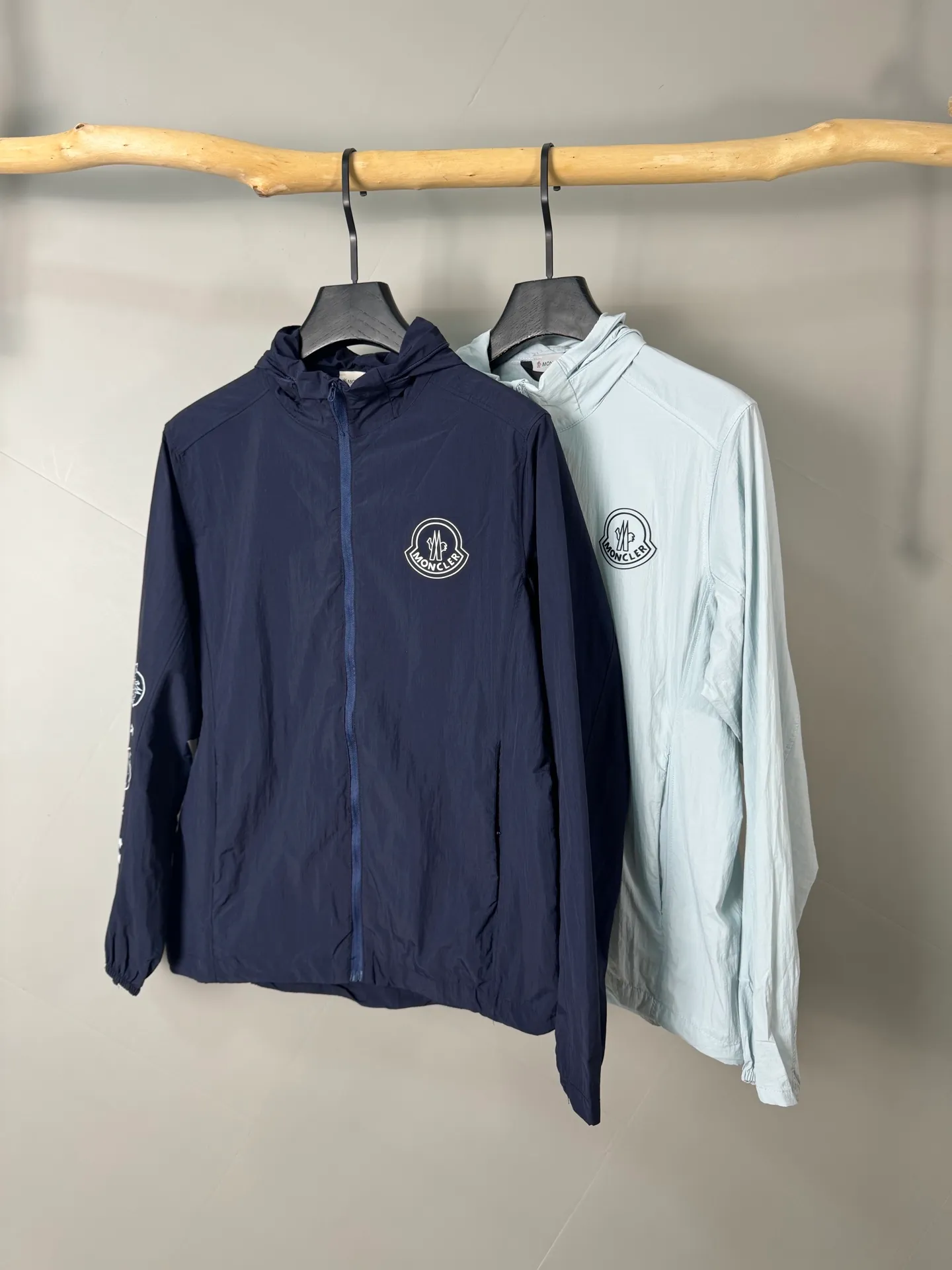 P440 Moncler 2025 spring and summer new men's sun protection jacket, lightweight jacket, uniquely customized sun protection technology fabric, combined with a cooling coating to feel cool and not stuffy, and dries quickly after sweating, making it suitable for summer outdoor activities. Lightweight and breathable, highly comfortable, ultra-light and portable, it can be folded into palm size and stored in its own pocket, making it easy to carry around without any burden. It can cope with light rain or humid seaside environments, and has basic windproof performance, making it suitable for changeable outdoor weather. The zippered pockets are convenient for storing small items; the elasticity of the cuffs can be adjusted and the drawstring at the hem enhances the fit and prevents the jacket from shifting during activities. It is both fashionable and practical, simple and versatile, and neatly cut. It provides solid color, gradient color or contrasting color design to meet the matching needs of daily commuting, sports and leisure and other scenes. The same style for men and women, unisex design, adapts to different body types, provides multiple size options, and improves wearing inclusiveness. The sun protection jacket not only has professional sun protection function, but also becomes a must-have item for outdoor protection and fashionable wear in summer through lightweight materials, humanized details and trendy design. Size: M-XXXL (48-56)