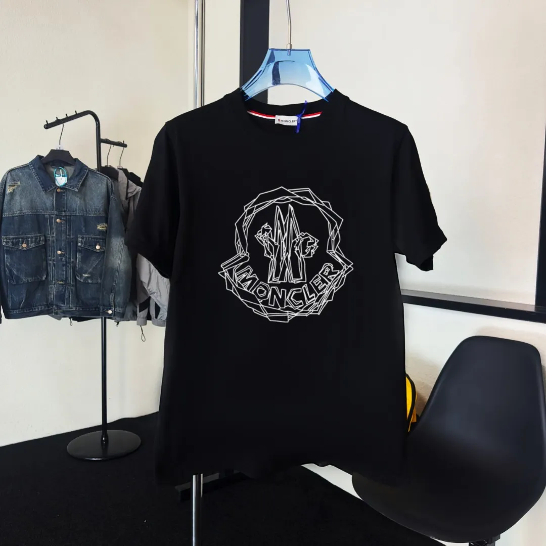 P140 Upgraded version "Mobile phone smart sensor ~ NFC chip armband ~ Direct access to the official website for anti-counterfeiting" "Moncler ~ Mouth Mouth" 2025 new high-quality round neck short-sleeved T-shirt. The cuffs have imported embroidered labels. Customized dyeing, very comfortable to touch. Super versatile and good-looking short-sleeved. Complete with three labels. Non-market ordinary version. Feel free to compare. Quality is absolutely guaranteed! ‼ First of all, this original fabric is all custom-woven with 32-count double yarn fabric, 250G, and the weight is the same‼ Fine workmanship, double waistcoat method, double waistcoat method, double waistcoat method makes the whole dress more three-dimensional, which is not a craft that ordinary T-shirts can achieve🤪 Size: S-M-L-XL-2XL Color: black, white, apricot, same style for men and women