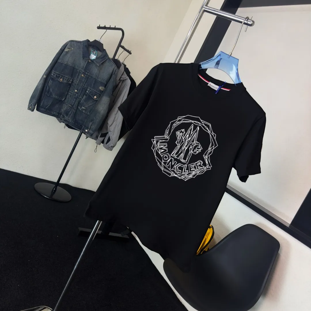 P140 Upgraded version "Mobile phone smart sensor ~ NFC chip armband ~ Direct access to the official website for anti-counterfeiting" "Moncler ~ Mouth Mouth" 2025 new high-quality round neck short-sleeved T-shirt. The cuffs have imported embroidered labels. Customized dyeing, very comfortable to touch. Super versatile and good-looking short-sleeved. Complete with three labels. Non-market ordinary version. Feel free to compare. Quality is absolutely guaranteed! ‼ First of all, this original fabric is all custom-woven with 32-count double yarn fabric, 250G, and the weight is the same‼ Fine workmanship, double waistcoat method, double waistcoat method, double waistcoat method makes the whole dress more three-dimensional, which is not a craft that ordinary T-shirts can achieve🤪 Size: S-M-L-XL-2XL Color: black, white, apricot, same style for men and women