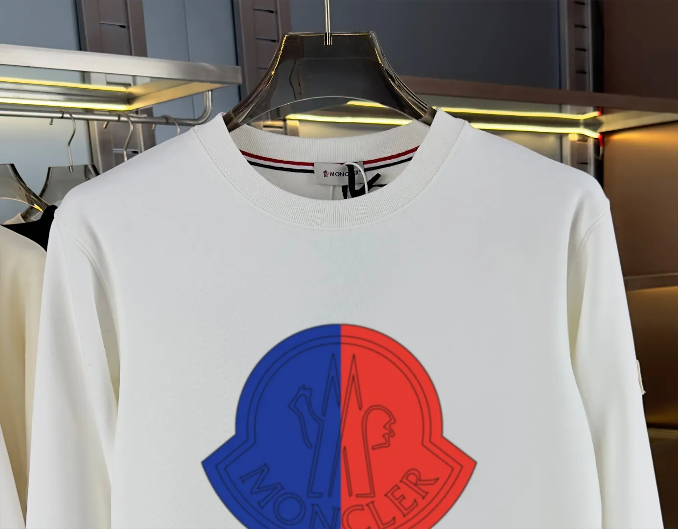 P210 High-version sweatshirt) [Long-term stock] 〖𝐌𝐎𝐍𝐂𝐋𝐄𝐑~Mask〗 Made of 440g heavy-weight fabric. It is different from the market currency. It can be matched with any variety and is properly handsome. 😎The whole dress is made of double waistcoats. The double waistcoats make the whole dress more three-dimensional. Not ordinary factories can do such fine work. 2025 Spring runway version of the T stage, on sale at the counter, round neck terry sweatshirt, high-end double-strand pure cotton, custom-made stretch ribs, dyed in the same vat, complete with three standards, matched with exquisite embroidered LOGO on the chest, simple and advanced, same style for men and women. Color: black, apricot, white, size: S M L XL 2XL