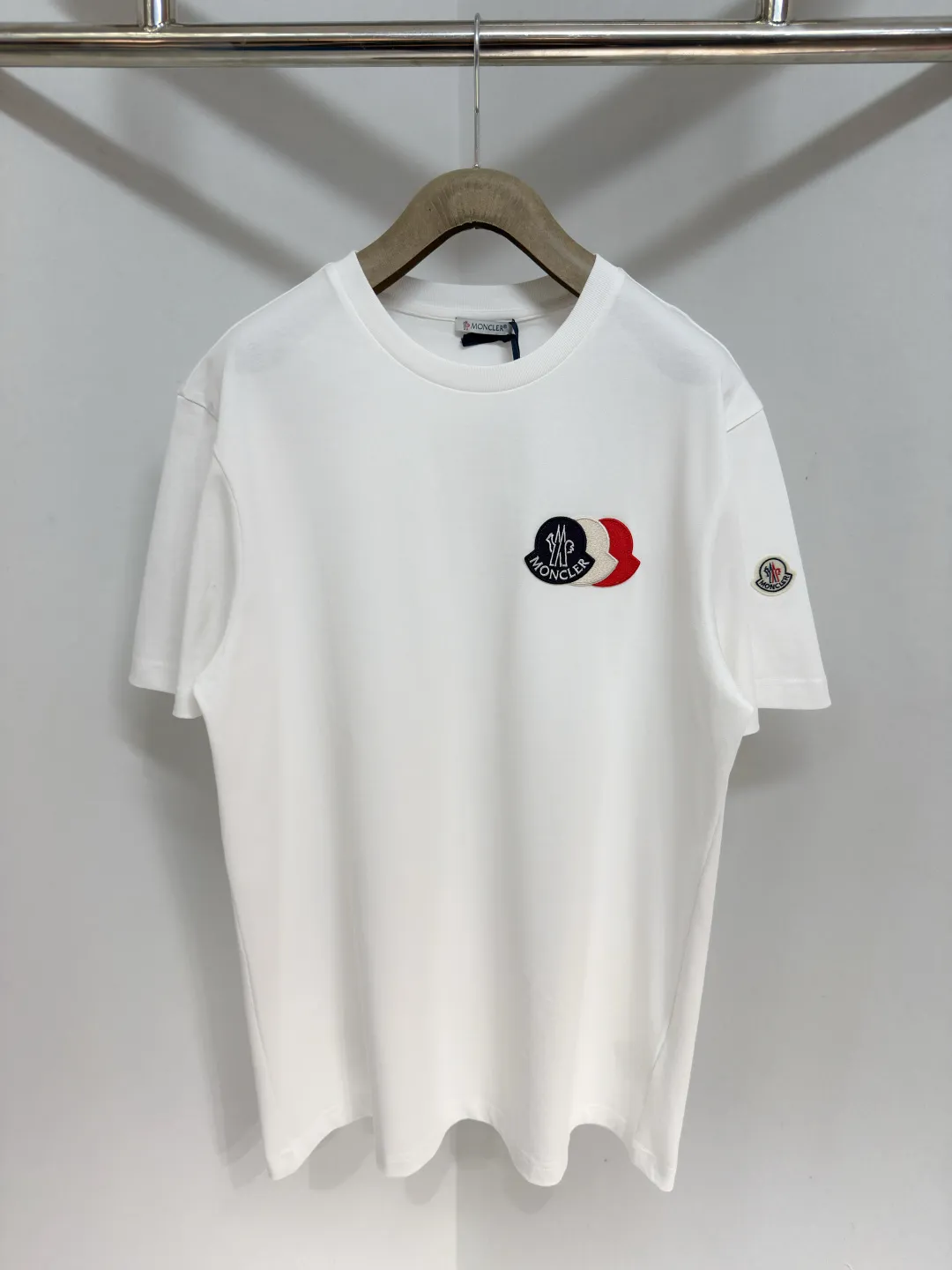 P160 🔥Moncler 26ss short sleeves. Customized cloud-soft plain cotton. Delicate feel. Comfortable and close to the skin. Pure black tone sets a versatile tone. The iconic three-color design badge is embellished on the chest to interpret the visual grammar of modern luxury. The Moncler embroidered logo on the side highlights the brand style. Making the logo become part of the identity is the ultimate pursuit of luxury goods. Size: S M L XLxxl