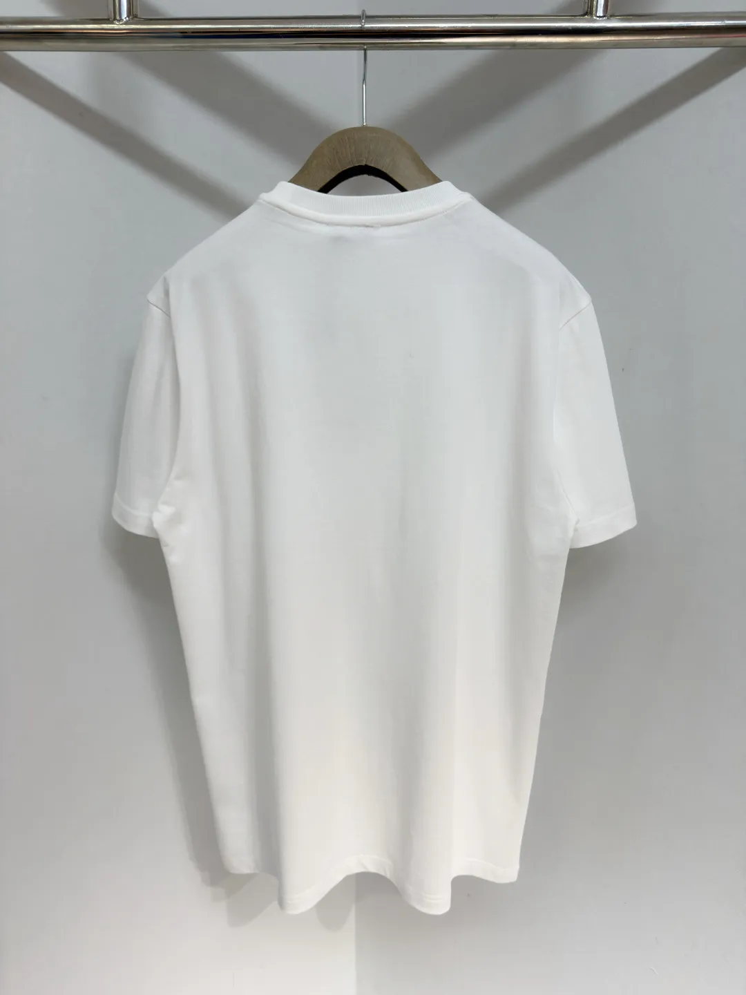 P160 🔥Moncler 26ss short sleeves. Customized cloud-soft plain cotton. Delicate feel. Comfortable and close to the skin. Pure black tone sets a versatile tone. The iconic three-color design badge is embellished on the chest to interpret the visual grammar of modern luxury. The Moncler embroidered logo on the side highlights the brand style. Making the logo become part of the identity is the ultimate pursuit of luxury goods. Size: S M L XLxxl