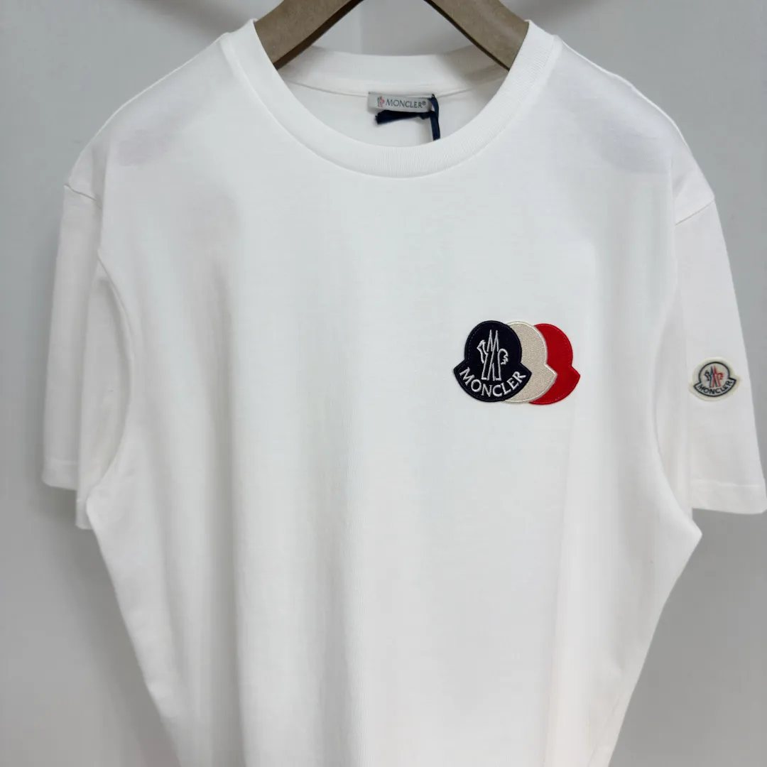 P160 🔥Moncler 26ss short sleeves. Customized cloud-soft plain cotton. Delicate feel. Comfortable and close to the skin. Pure black tone sets a versatile tone. The iconic three-color design badge is embellished on the chest to interpret the visual grammar of modern luxury. The Moncler embroidered logo on the side highlights the brand style. Making the logo become part of the identity is the ultimate pursuit of luxury goods. Size: S M L XLxxl