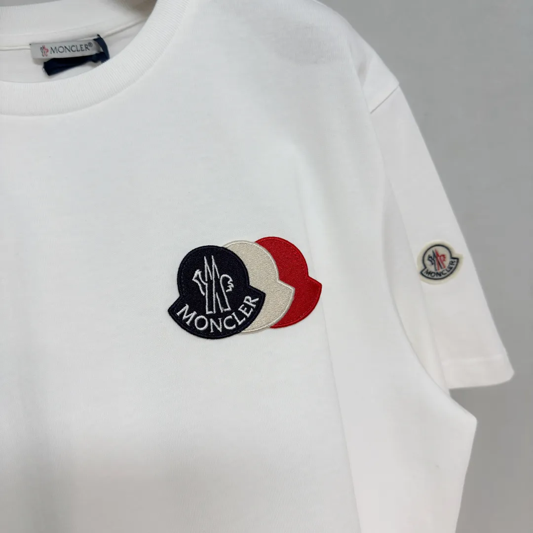 P160 🔥Moncler 26ss short sleeves. Customized cloud-soft plain cotton. Delicate feel. Comfortable and close to the skin. Pure black tone sets a versatile tone. The iconic three-color design badge is embellished on the chest to interpret the visual grammar of modern luxury. The Moncler embroidered logo on the side highlights the brand style. Making the logo become part of the identity is the ultimate pursuit of luxury goods. Size: S M L XLxxl