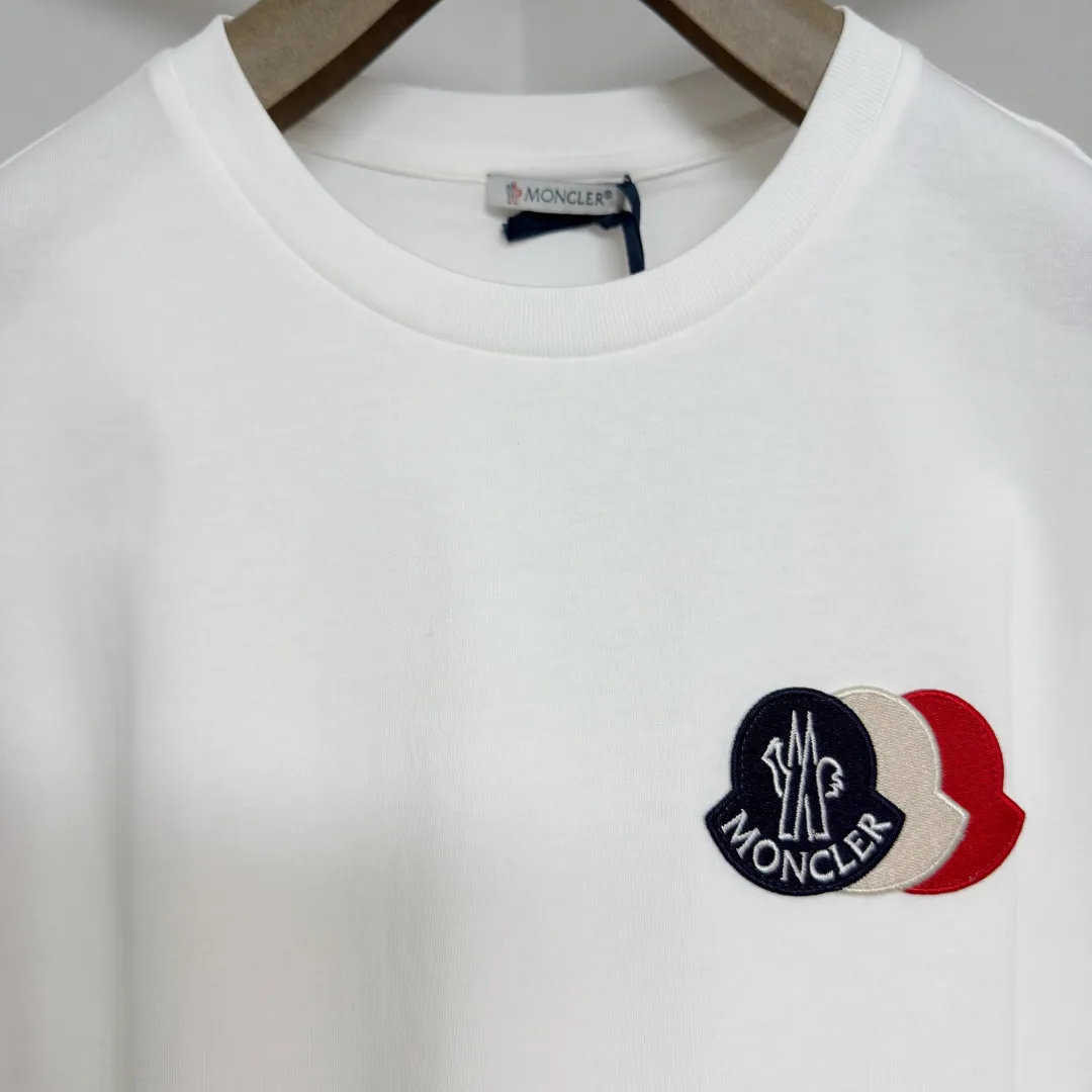 P160 🔥Moncler 26ss short sleeves. Customized cloud-soft plain cotton. Delicate feel. Comfortable and close to the skin. Pure black tone sets a versatile tone. The iconic three-color design badge is embellished on the chest to interpret the visual grammar of modern luxury. The Moncler embroidered logo on the side highlights the brand style. Making the logo become part of the identity is the ultimate pursuit of luxury goods. Size: S M L XLxxl
