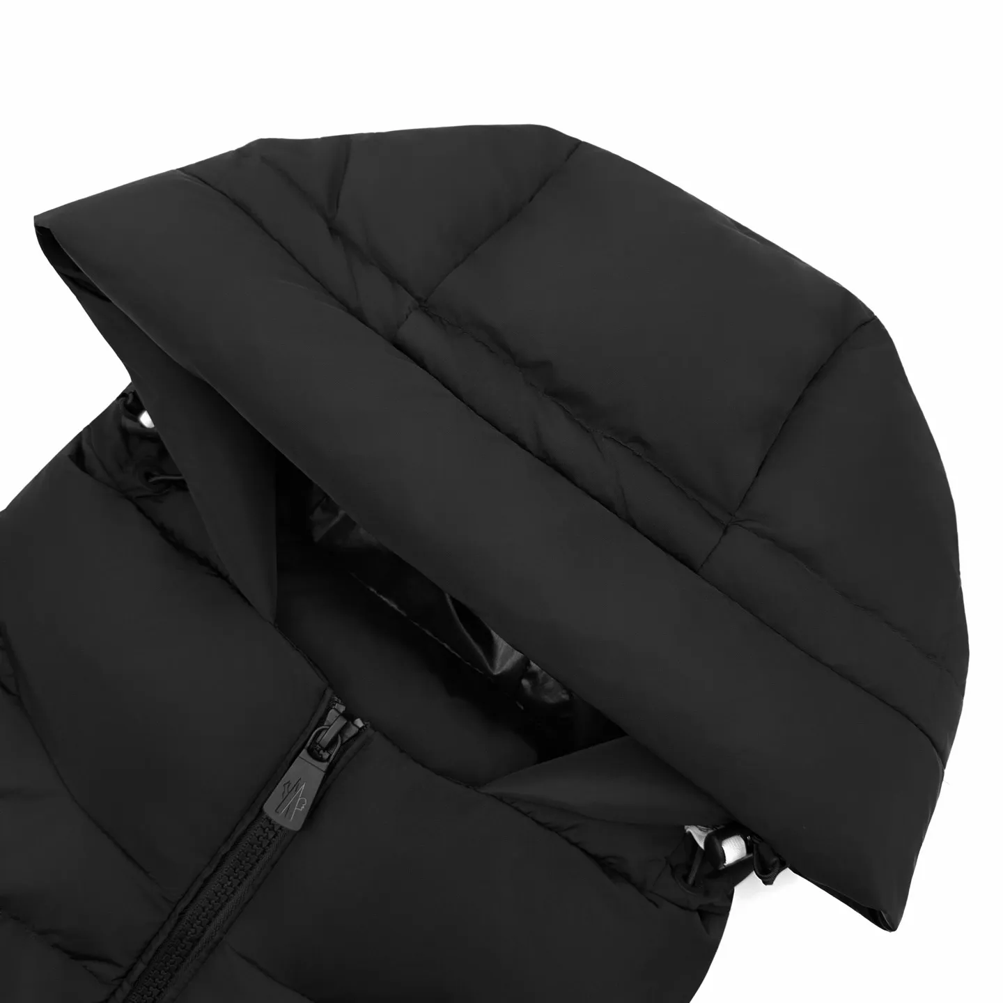 P780 Moncler logo woven splicing down jacket (black). The fabric is made of customized matte lattice air shield velvet and 300D high-density calendered coating. It uses the new national standard 90 white duck down (welcome to test). It has a full amount of down and is warm. It is light and fluffy. It exudes an irresistible charm with a pure and ultimate black tone. The Monlcer triangle logo is embellished on the chest. The power aesthetics of the minimalist logo. The front area is concentrated with down filling to build dynamic insulation for the core heat dissipation zone of the human body. The hooded down is a moving warm flow barrier for the head and neck, and forms a thermal energy circulation system with the front panel. The elastic woven sleeves provide freedom of movement with a sense of compression, forming a relaxed and warm philosophy. The real high-level is to let function become the footnote of style, and computer mechanical down filling is given priority by making the liner pattern to determine the filling area and determine the gram weight of down per square meter according to the original three-dimensional effect, thereby calculating the amount of down filling for each piece. The computer down filling machine uses a digital weighing unit Achieve stable measurement, 3D three-dimensional quilting technology. With the help of the programming system of the CNC quilting machine, the down in different areas is accurately separated to ensure that the filling is evenly fixed after sewing. To avoid agglomeration or shifting, the computer template machine lines the line. The line line process of the computer template machine shows extremely high neatness and smoothness. The craftsman accurately controls the size during the operation to ensure that each line meets the design requirements. The lines of the entire template are smooth and uniform. Neat and beautiful, the triple overlocking and five-thread dense stitching process uses main seam overlocking + diagonal reinforcement + raw edge wrapping. The triple structure forms a three-dimensional protective net at the edge of the fabric to avoid stitch breakage. Size:S-M-L-XL