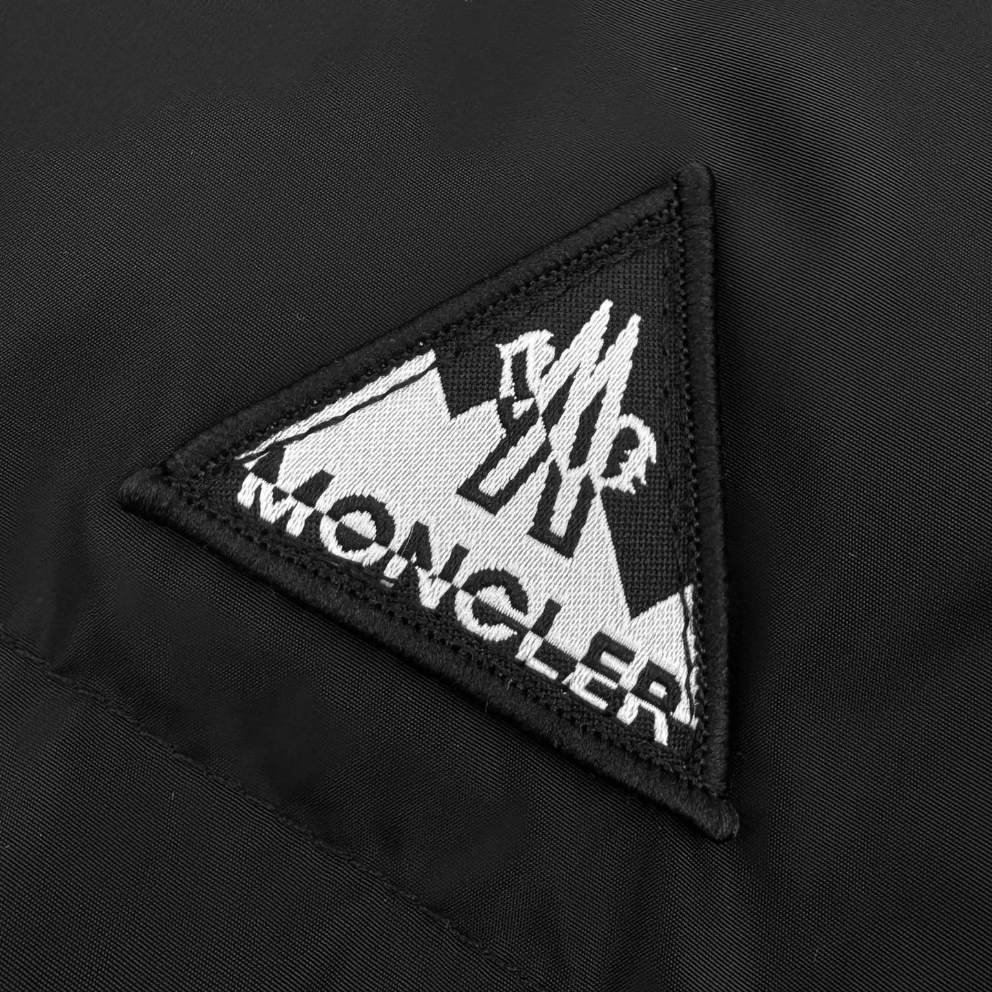 P780 Moncler logo woven splicing down jacket (black). The fabric is made of customized matte lattice air shield velvet and 300D high-density calendered coating. It uses the new national standard 90 white duck down (welcome to test). It has a full amount of down and is warm. It is light and fluffy. It exudes an irresistible charm with a pure and ultimate black tone. The Monlcer triangle logo is embellished on the chest. The power aesthetics of the minimalist logo. The front area is concentrated with down filling to build dynamic insulation for the core heat dissipation zone of the human body. The hooded down is a moving warm flow barrier for the head and neck, and forms a thermal energy circulation system with the front panel. The elastic woven sleeves provide freedom of movement with a sense of compression, forming a relaxed and warm philosophy. The real high-level is to let function become the footnote of style, and computer mechanical down filling is given priority by making the liner pattern to determine the filling area and determine the gram weight of down per square meter according to the original three-dimensional effect, thereby calculating the amount of down filling for each piece. The computer down filling machine uses a digital weighing unit Achieve stable measurement, 3D three-dimensional quilting technology. With the help of the programming system of the CNC quilting machine, the down in different areas is accurately separated to ensure that the filling is evenly fixed after sewing. To avoid agglomeration or shifting, the computer template machine lines the line. The line line process of the computer template machine shows extremely high neatness and smoothness. The craftsman accurately controls the size during the operation to ensure that each line meets the design requirements. The lines of the entire template are smooth and uniform. Neat and beautiful, the triple overlocking and five-thread dense stitching process uses main seam overlocking + diagonal reinforcement + raw edge wrapping. The triple structure forms a three-dimensional protective net at the edge of the fabric to avoid stitch breakage. Size:S-M-L-XL