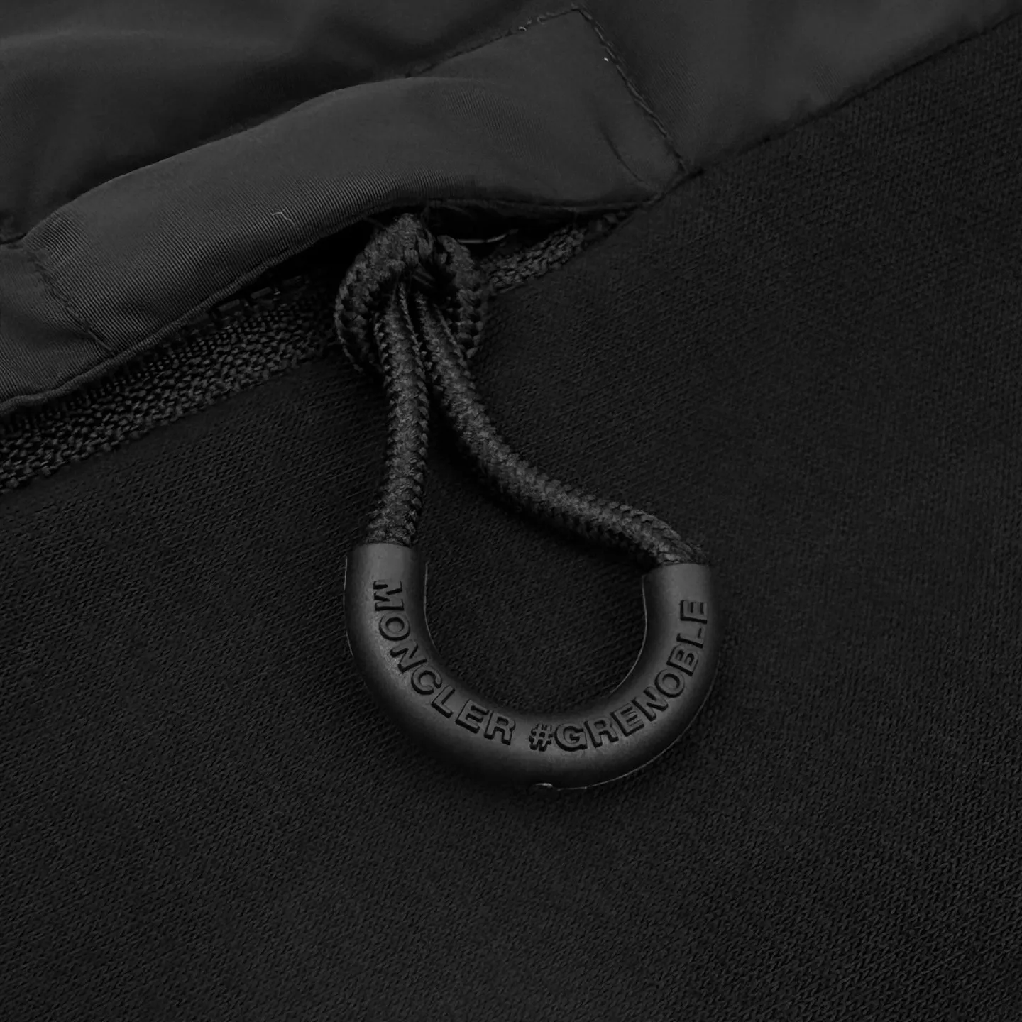 P780 Moncler logo woven splicing down jacket (black). The fabric is made of customized matte lattice air shield velvet and 300D high-density calendered coating. It uses the new national standard 90 white duck down (welcome to test). It has a full amount of down and is warm. It is light and fluffy. It exudes an irresistible charm with a pure and ultimate black tone. The Monlcer triangle logo is embellished on the chest. The power aesthetics of the minimalist logo. The front area is concentrated with down filling to build dynamic insulation for the core heat dissipation zone of the human body. The hooded down is a moving warm flow barrier for the head and neck, and forms a thermal energy circulation system with the front panel. The elastic woven sleeves provide freedom of movement with a sense of compression, forming a relaxed and warm philosophy. The real high-level is to let function become the footnote of style, and computer mechanical down filling is given priority by making the liner pattern to determine the filling area and determine the gram weight of down per square meter according to the original three-dimensional effect, thereby calculating the amount of down filling for each piece. The computer down filling machine uses a digital weighing unit Achieve stable measurement, 3D three-dimensional quilting technology. With the help of the programming system of the CNC quilting machine, the down in different areas is accurately separated to ensure that the filling is evenly fixed after sewing. To avoid agglomeration or shifting, the computer template machine lines the line. The line line process of the computer template machine shows extremely high neatness and smoothness. The craftsman accurately controls the size during the operation to ensure that each line meets the design requirements. The lines of the entire template are smooth and uniform. Neat and beautiful, the triple overlocking and five-thread dense stitching process uses main seam overlocking + diagonal reinforcement + raw edge wrapping. The triple structure forms a three-dimensional protective net at the edge of the fabric to avoid stitch breakage. Size:S-M-L-XL