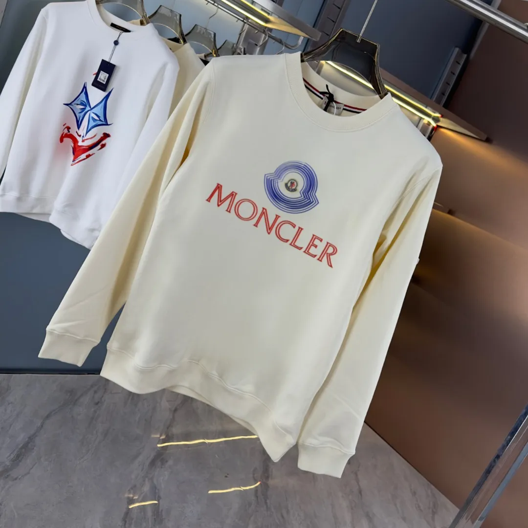 P210 High-version sweatshirt) [Long-term stock] 〖𝐌𝐎𝐍𝐂𝐋𝐄𝐑~Mask〗 Made of 440g heavy-weight fabric. It is different from the market currency. It can be matched with any variety and is properly handsome. 😎The whole dress is made of double waistcoats. The double waistcoats make the whole dress more three-dimensional. Not ordinary factories can do such fine work. 2025 Spring runway version of the T stage, on sale at the counter, round neck terry sweatshirt, high-end double-strand pure cotton, custom-made stretch ribs, dyed in the same vat, complete with three standards, matched with exquisite embroidered LOGO on the chest, simple and advanced, same style for men and women. Color: black, apricot, white, size: S M L XL 2XL