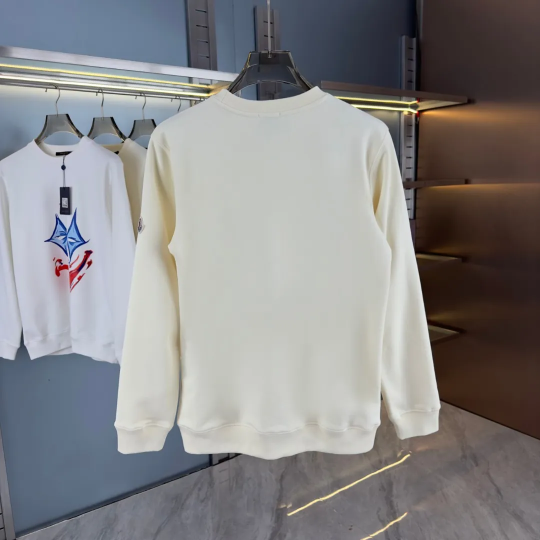 P210 High-version sweatshirt) [Long-term stock] 〖𝐌𝐎𝐍𝐂𝐋𝐄𝐑~Mask〗 Made of 440g heavy-weight fabric. It is different from the market currency. It can be matched with any variety and is properly handsome. 😎The whole dress is made of double waistcoats. The double waistcoats make the whole dress more three-dimensional. Not ordinary factories can do such fine work. 2025 Spring runway version of the T stage, on sale at the counter, round neck terry sweatshirt, high-end double-strand pure cotton, custom-made stretch ribs, dyed in the same vat, complete with three standards, matched with exquisite embroidered LOGO on the chest, simple and advanced, same style for men and women. Color: black, apricot, white, size: S M L XL 2XL