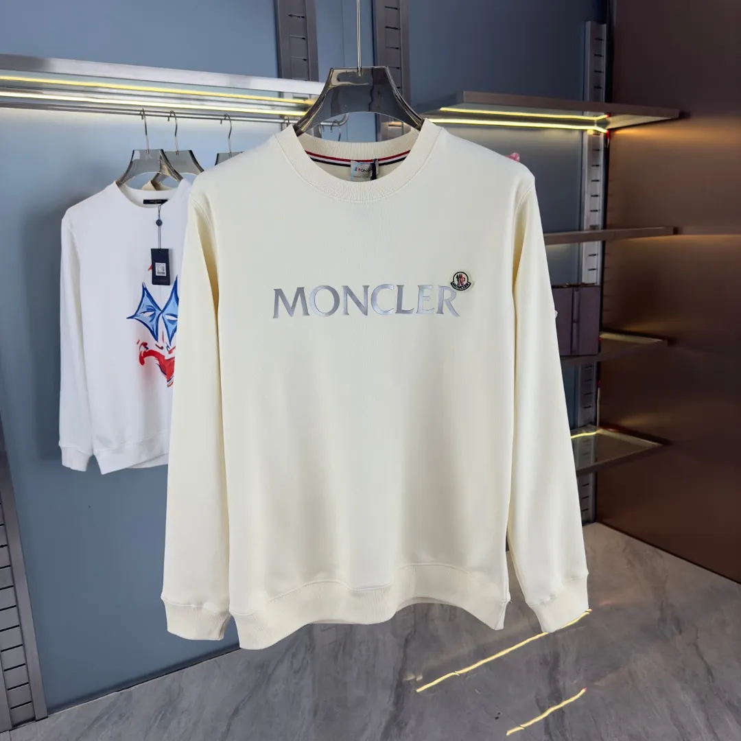P210 High-version sweatshirt) [Long-term stock] 〖𝐌𝐎𝐍𝐂𝐋𝐄𝐑~Mask〗 Made of 440g heavy-weight fabric. It is different from the market currency. It can be matched with any variety and is properly handsome. 😎The whole dress is made of double waistcoats. The double waistcoats make the whole dress more three-dimensional. Not ordinary factories can do such fine work. 2025 Spring runway version of the T stage, on sale at the counter, round neck terry sweatshirt, high-end double-strand pure cotton, custom-made stretch ribs, dyed in the same vat, complete with three standards, matched with exquisite embroidered LOGO on the chest, simple and advanced, same style for men and women. Color: black, apricot, white, size: S M L XL 2XL
