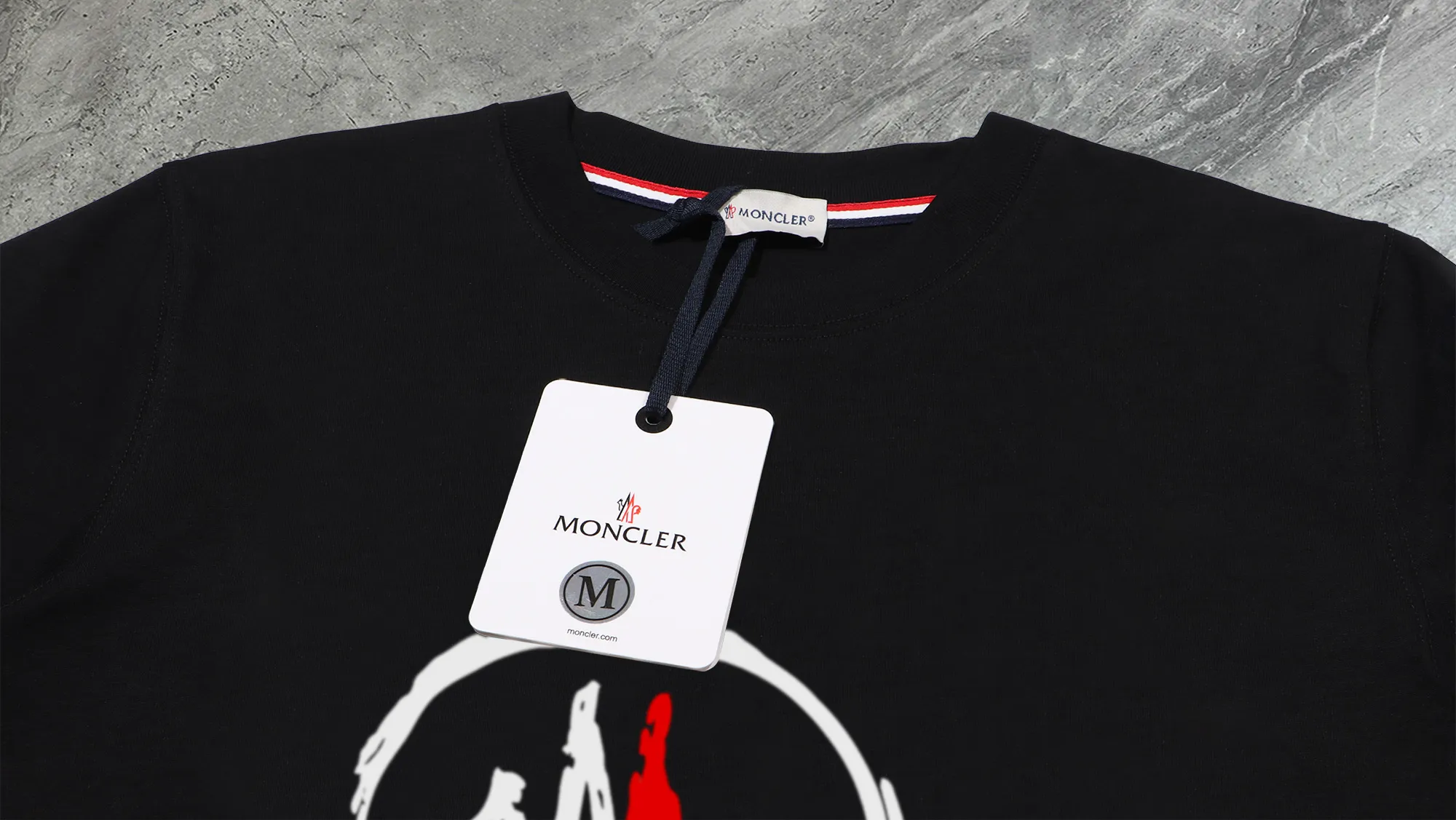 P210 High-version sweatshirt) [Long-term stock] 〖𝐌𝐎𝐍𝐂𝐋𝐄𝐑~Mask〗 Made of 440g heavy-weight fabric. It is different from the market currency. It can be matched with any variety and is properly handsome. 😎The whole dress is made of double waistcoats. The double waistcoats make the whole dress more three-dimensional. Not ordinary factories can do such fine work. 2025 Spring runway version of the T stage, on sale at the counter, round neck terry sweatshirt, high-end double-strand pure cotton, custom-made stretch ribs, dyed in the same vat, complete with three standards, matched with exquisite embroidered LOGO on the chest, simple and advanced, same style for men and women. Color: black, apricot, white, size: S M L XL 2XL