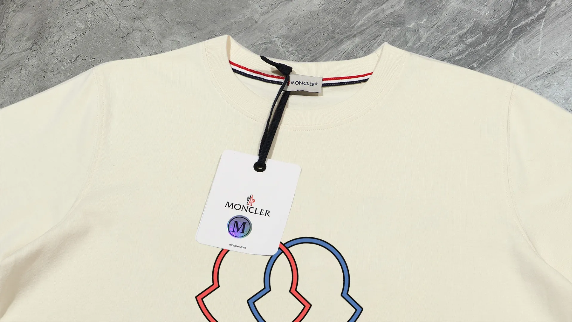 P140 Upgraded version "Mobile phone smart sensor ~ NFC chip armband ~ Direct access to the official website for anti-counterfeiting" "Moncler ~ Mouth Mouth" 2025 new high-quality round neck short-sleeved T-shirt. The cuffs have imported embroidered labels. Customized dyeing, very comfortable to touch. Super versatile and good-looking short-sleeved. Complete with three labels. Non-market ordinary version. Feel free to compare. Quality is absolutely guaranteed! ‼ First of all, this original fabric is all custom-woven with 32-count double yarn fabric, 250G, and the weight is the same‼ Fine workmanship, double waistcoat method, double waistcoat method, double waistcoat method makes the whole dress more three-dimensional, which is not a craft that ordinary T-shirts can achieve🤪 Size: S-M-L-XL-2XL Color: black, white, apricot, same style for men and women