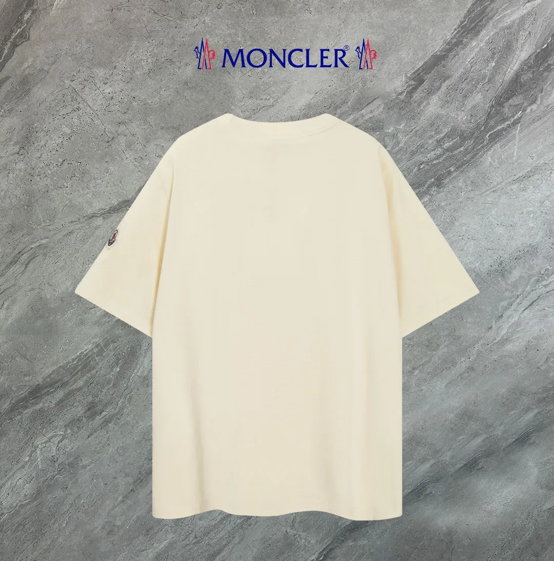 P140 Upgraded version "Mobile phone smart sensor ~ NFC chip armband ~ Direct access to the official website for anti-counterfeiting" "Moncler ~ Mouth Mouth" 2025 new high-quality round neck short-sleeved T-shirt. The cuffs have imported embroidered labels. Customized dyeing, very comfortable to touch. Super versatile and good-looking short-sleeved. Complete with three labels. Non-market ordinary version. Feel free to compare. Quality is absolutely guaranteed! ‼ First of all, this original fabric is all custom-woven with 32-count double yarn fabric, 250G, and the weight is the same‼ Fine workmanship, double waistcoat method, double waistcoat method, double waistcoat method makes the whole dress more three-dimensional, which is not a craft that ordinary T-shirts can achieve🤪 Size: S-M-L-XL-2XL Color: black, white, apricot, same style for men and women