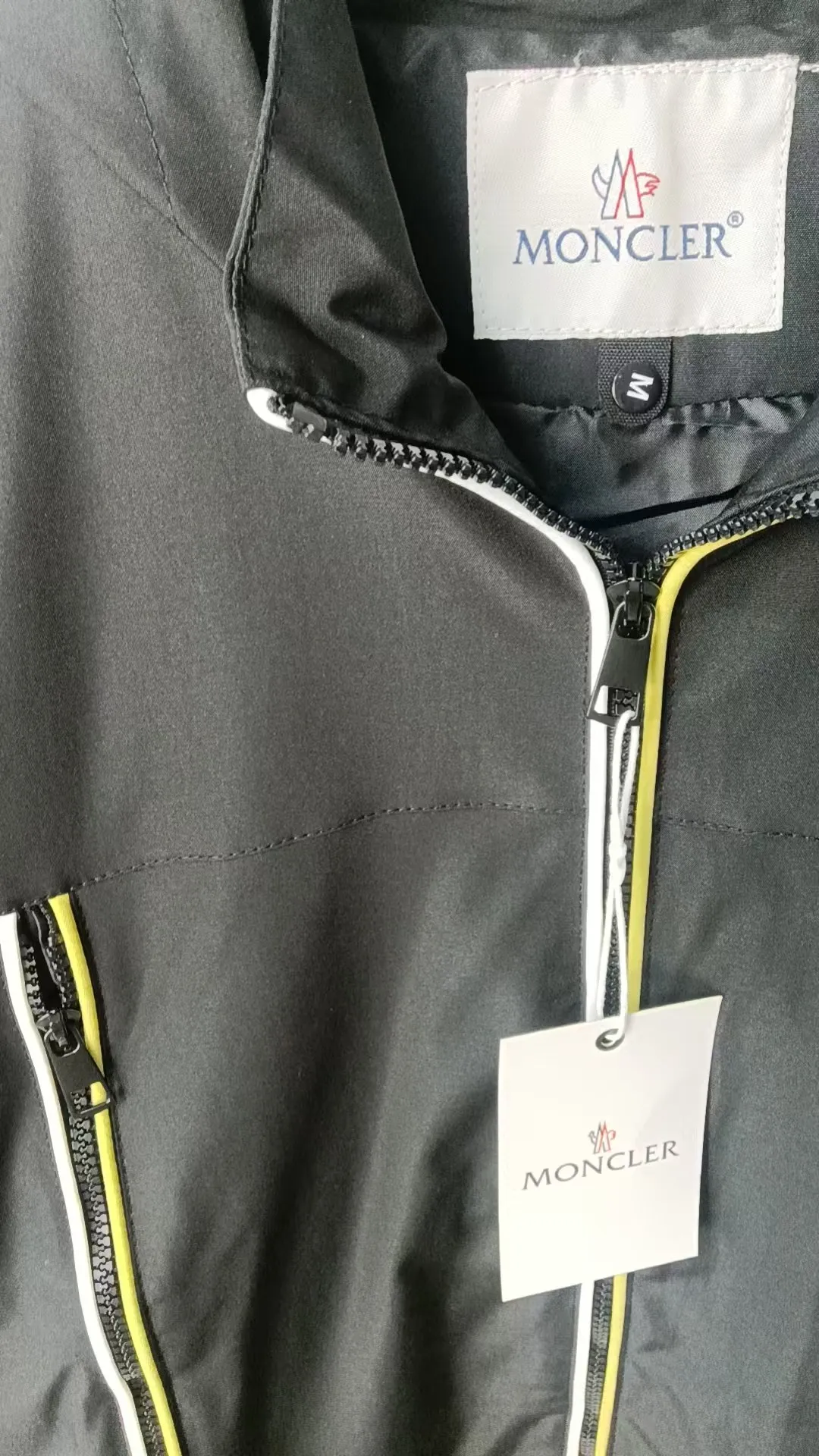 P360 Moncler hooded jacket! Handsome and popular thin jacket made of super soft fabric. A must-have artifact for autumn, Su Qianyi can be quickly dehydrated and dried after washing. The upper body is breathable and fashionable. It has an attractive design, inseam binding technology, and very good details. It provides outdoor users with full experience and complete protection, bringing us closer to the challenges of nature. It has minimalist design elements for the season, a must-have item for trendy men and women, and a perfect slim fit. Highly recommended! Color: Black Size: S size 100-120 catties, M size 120-140 catties, L size 140-160 catties, XL size 160-180 catties