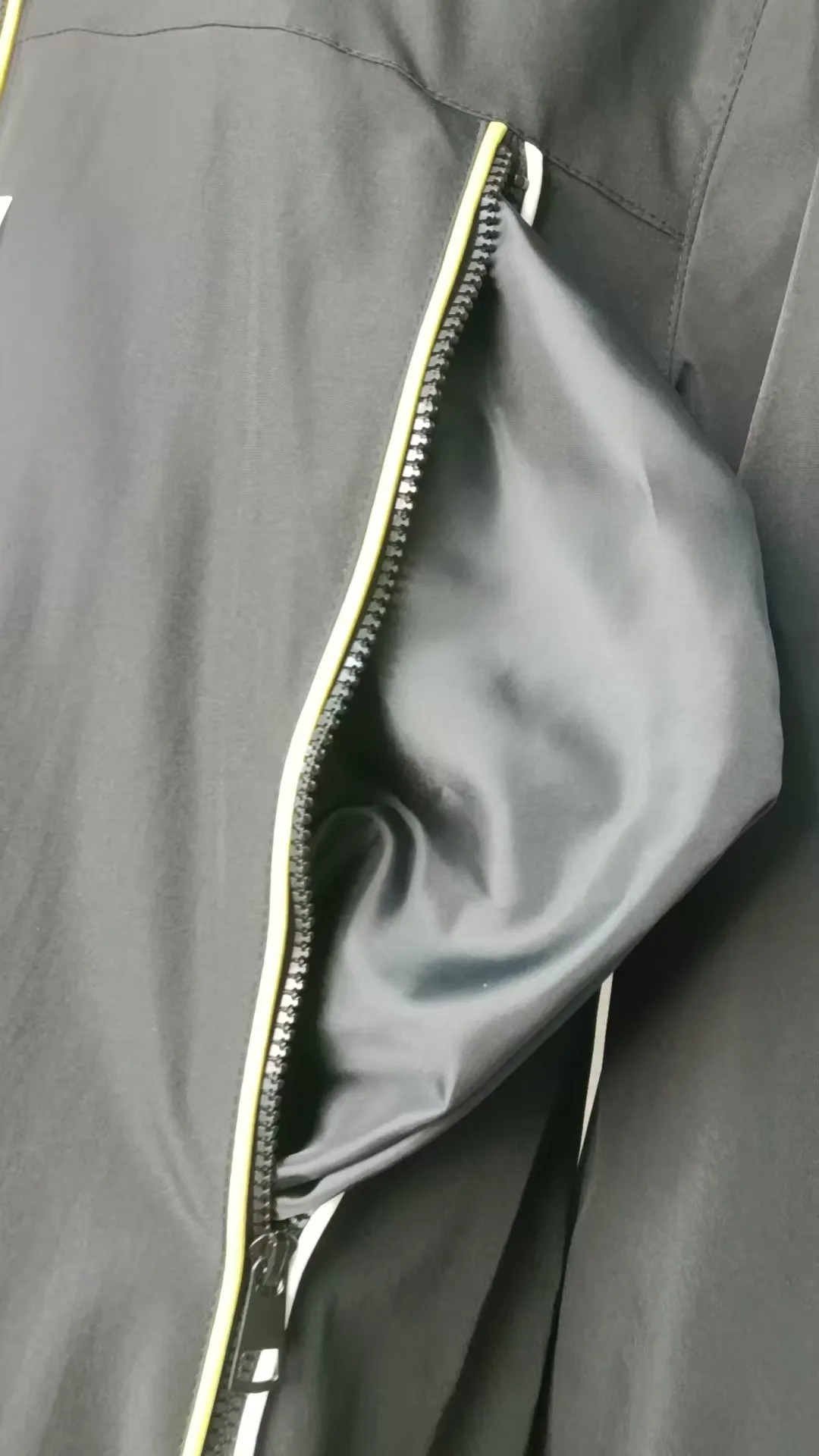 P360 Moncler hooded jacket! Handsome and popular thin jacket made of super soft fabric. A must-have artifact for autumn, Su Qianyi can be quickly dehydrated and dried after washing. The upper body is breathable and fashionable. It has an attractive design, inseam binding technology, and very good details. It provides outdoor users with full experience and complete protection, bringing us closer to the challenges of nature. It has minimalist design elements for the season, a must-have item for trendy men and women, and a perfect slim fit. Highly recommended! Color: Black Size: S size 100-120 catties, M size 120-140 catties, L size 140-160 catties, XL size 160-180 catties