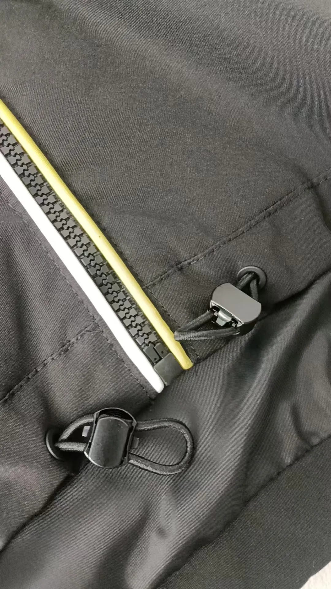 P360 Moncler hooded jacket! Handsome and popular thin jacket made of super soft fabric. A must-have artifact for autumn, Su Qianyi can be quickly dehydrated and dried after washing. The upper body is breathable and fashionable. It has an attractive design, inseam binding technology, and very good details. It provides outdoor users with full experience and complete protection, bringing us closer to the challenges of nature. It has minimalist design elements for the season, a must-have item for trendy men and women, and a perfect slim fit. Highly recommended! Color: Black Size: S size 100-120 catties, M size 120-140 catties, L size 140-160 catties, XL size 160-180 catties