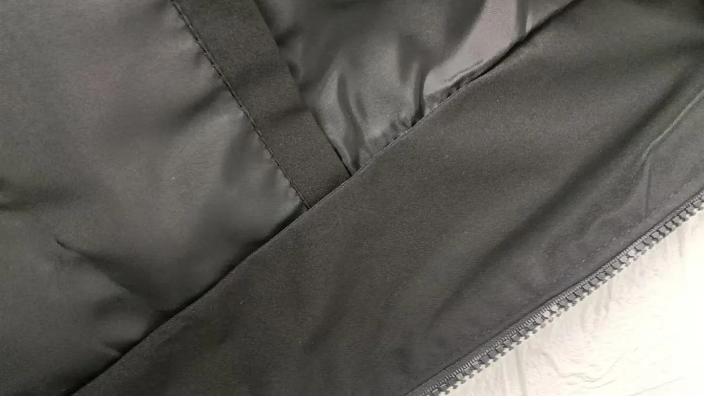 P360 Moncler hooded jacket! Handsome and popular thin jacket made of super soft fabric. A must-have artifact for autumn, Su Qianyi can be quickly dehydrated and dried after washing. The upper body is breathable and fashionable. It has an attractive design, inseam binding technology, and very good details. It provides outdoor users with full experience and complete protection, bringing us closer to the challenges of nature. It has minimalist design elements for the season, a must-have item for trendy men and women, and a perfect slim fit. Highly recommended! Color: Black Size: S size 100-120 catties, M size 120-140 catties, L size 140-160 catties, XL size 160-180 catties