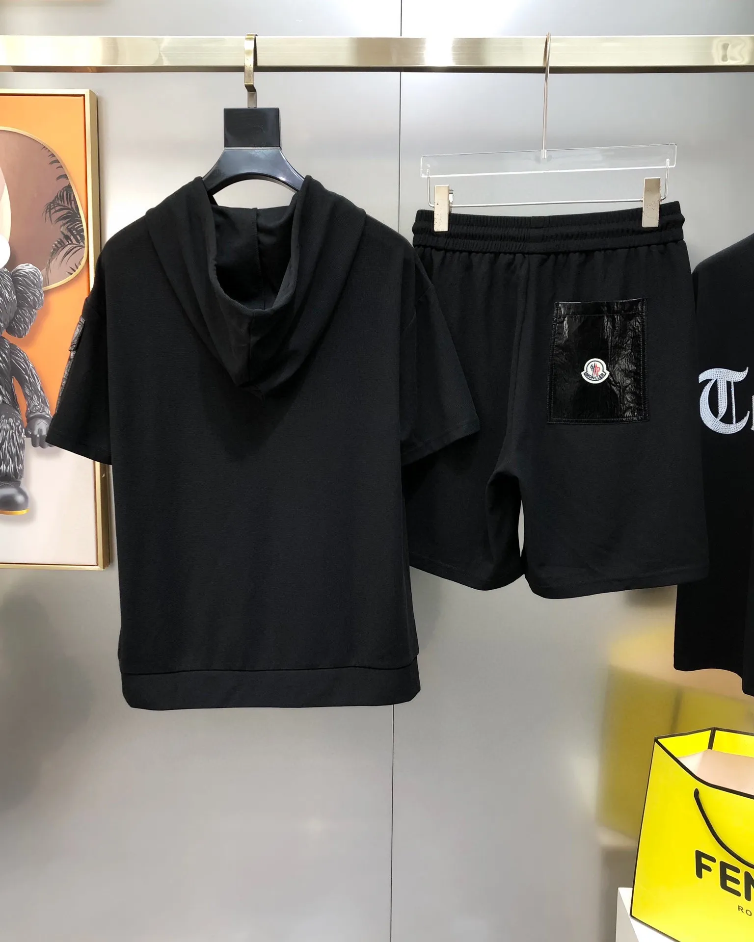 P560 Brand [MONCLER Mouth Covered] 2025 round neck short-sleeved shorts suit. The pure cotton fabric upper body will not be stuffy. The smooth and comfortable skin-friendly effect is more breathable. The fabric has its own texture. Classic logo technology. A new interpretation from a unique angle. Fashionable and versatile! Size: M-3XL (maximum wear: 190 pounds)