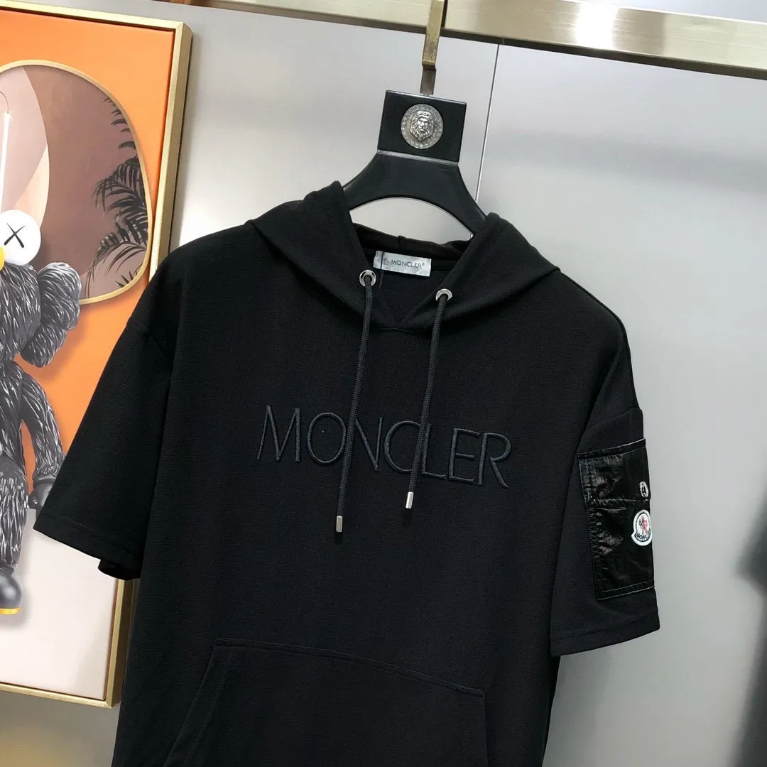 P560 Brand [MONCLER Mouth Covered] 2025 round neck short-sleeved shorts suit. The pure cotton fabric upper body will not be stuffy. The smooth and comfortable skin-friendly effect is more breathable. The fabric has its own texture. Classic logo technology. A new interpretation from a unique angle. Fashionable and versatile! Size: M-3XL (maximum wear: 190 pounds)