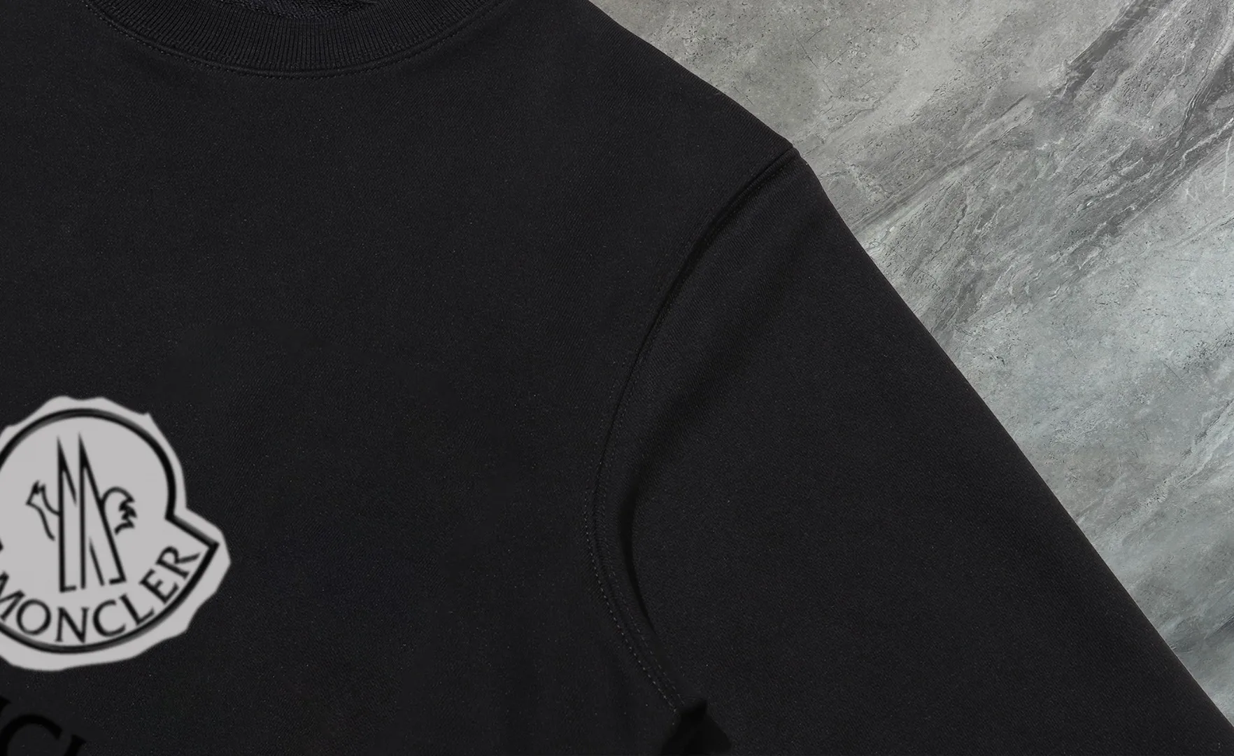 P210 High-version sweatshirt) [Long-term stock] 〖𝐌𝐎𝐍𝐂𝐋𝐄𝐑~Mask〗 Made of 440g heavy-weight fabric. It is different from the market currency. It can be matched with any variety and is properly handsome. 😎The whole dress is made of double waistcoats. The double waistcoats make the whole dress more three-dimensional. Not ordinary factories can do such fine work. 2025 Spring runway version of the T stage, on sale at the counter, round neck terry sweatshirt, high-end double-strand pure cotton, custom-made stretch ribs, dyed in the same vat, complete with three standards, matched with exquisite embroidered LOGO on the chest, simple and advanced, same style for men and women. Color: black, apricot, white, size: S M L XL 2XL
